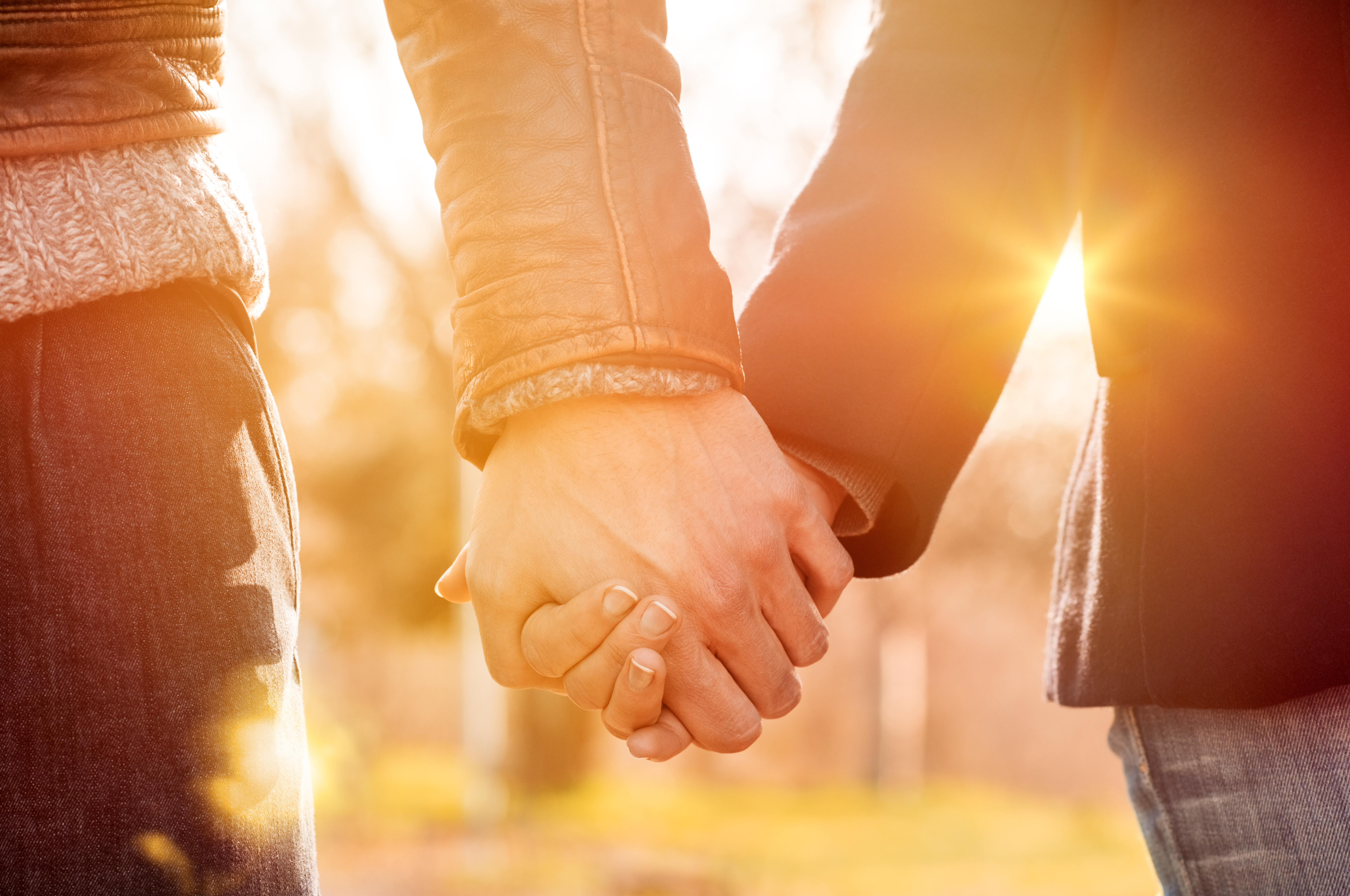 Un couple se tenant par la main | Source : Shutterstock