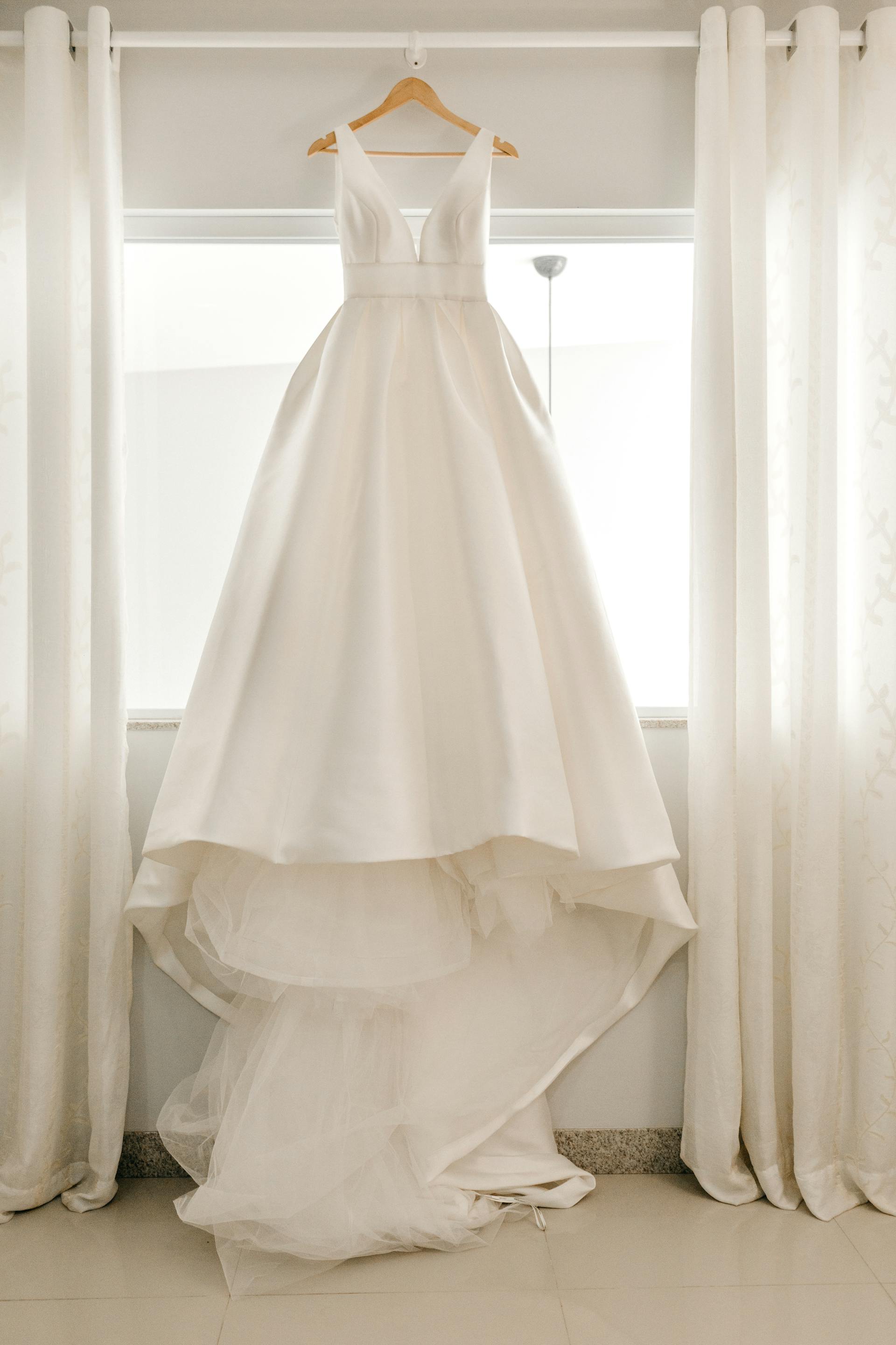 Une robe de mariée blanche sur un cintre | Source : Pexels