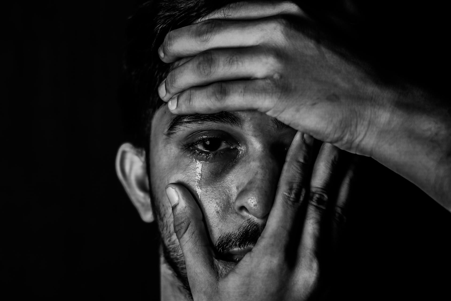 Un homme qui pleure | Source : Pexels