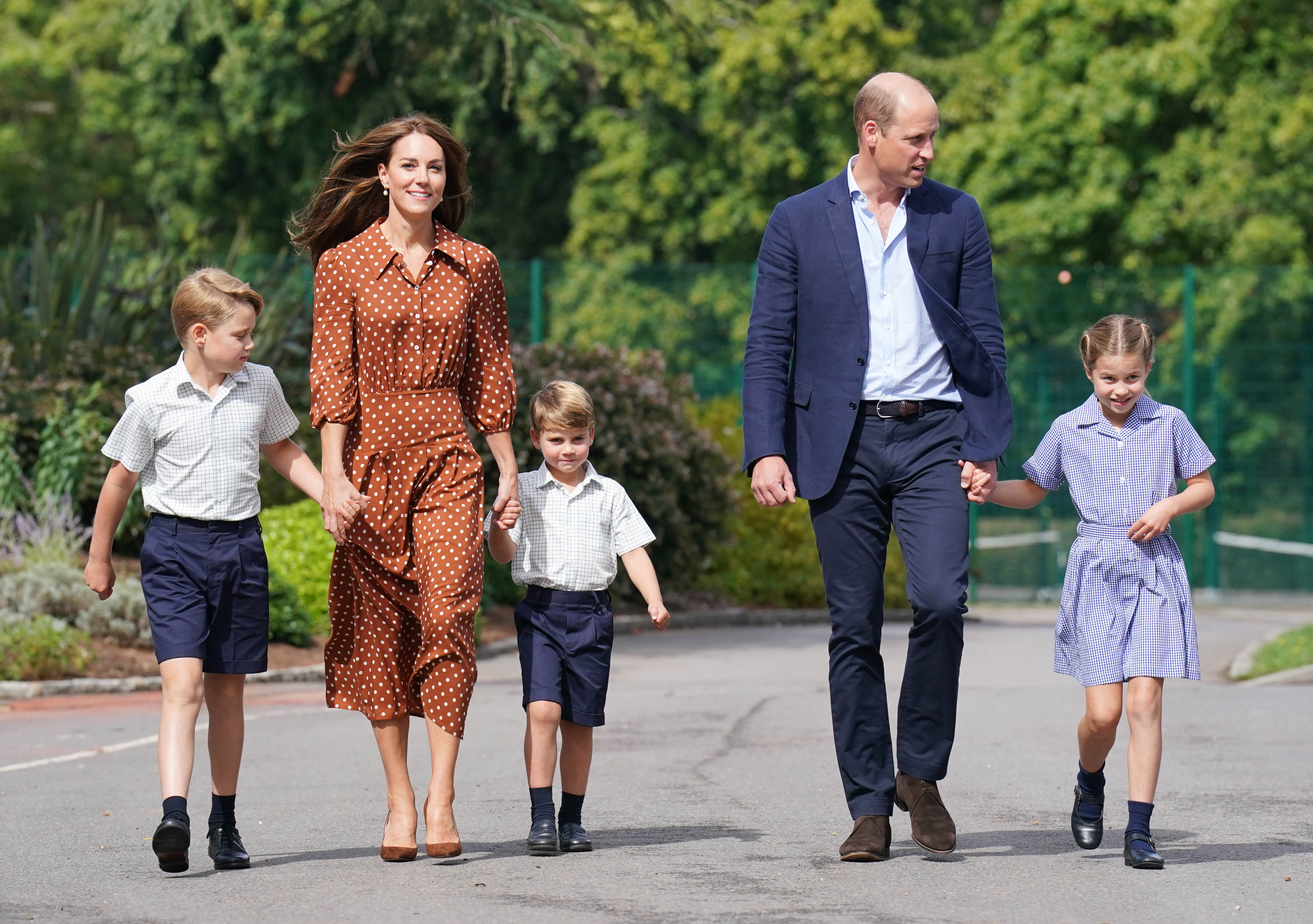 Le prince George, la princesse Catherine, le prince Louis, le prince William et la princesse Charlotte arrivant à l'école Lambrook à Bracknell, en Angleterre, le 7 septembre 2022 | Source : Getty Images