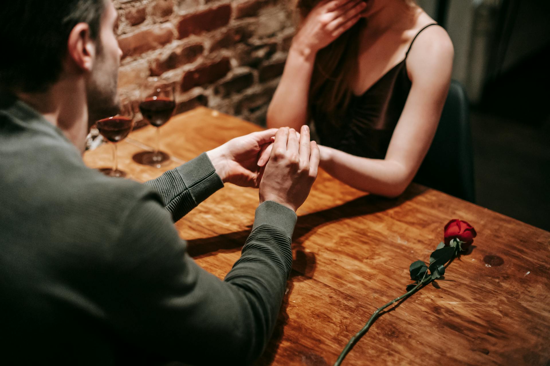 Un homme fait sa demande en mariage dans un restaurant | Source : Pexels
