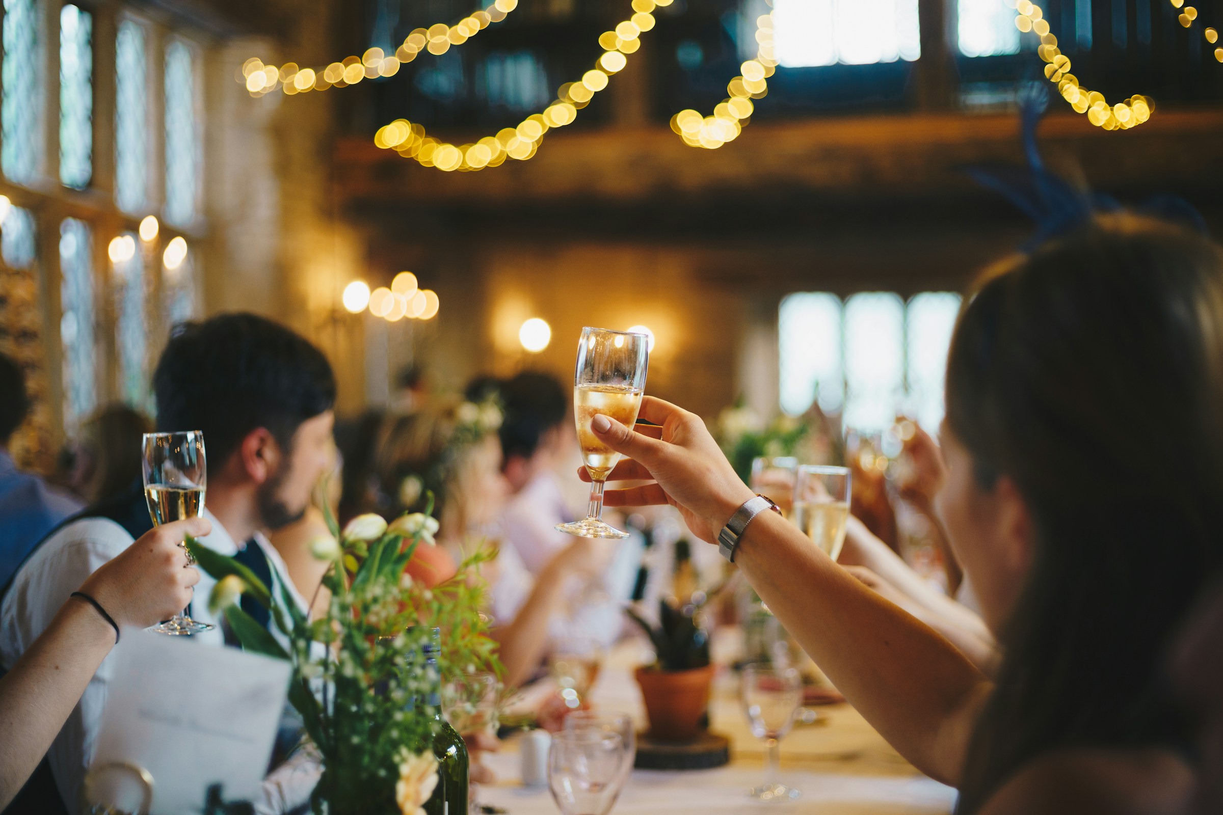 Des gens portent un toast lors d'une fête | Source : Unsplash