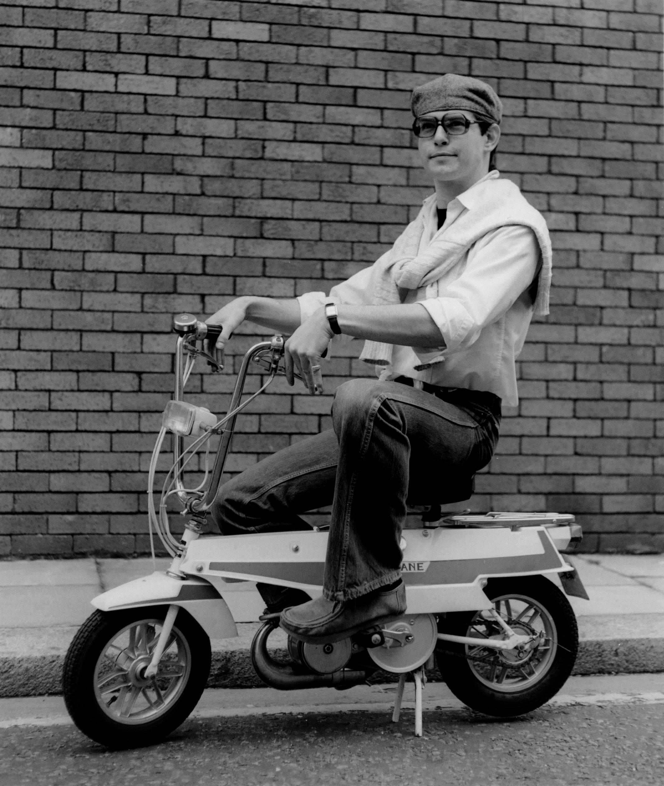 Pierce Brosnan pose sur un scooter à Londres, 1978 | Source : Getty Images