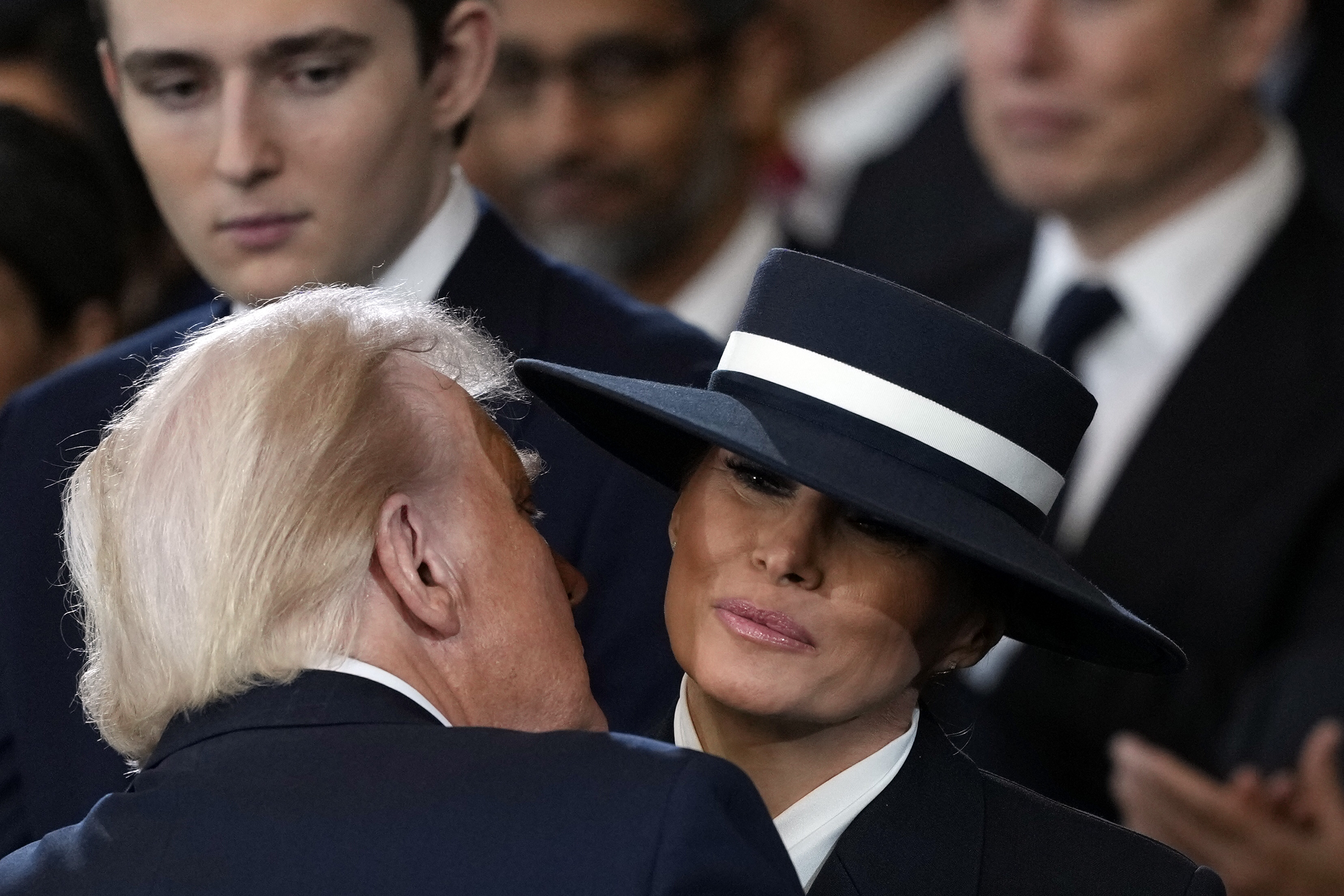 Donald et Melania Trump partagent un baiser aérien. | Source : Getty Images