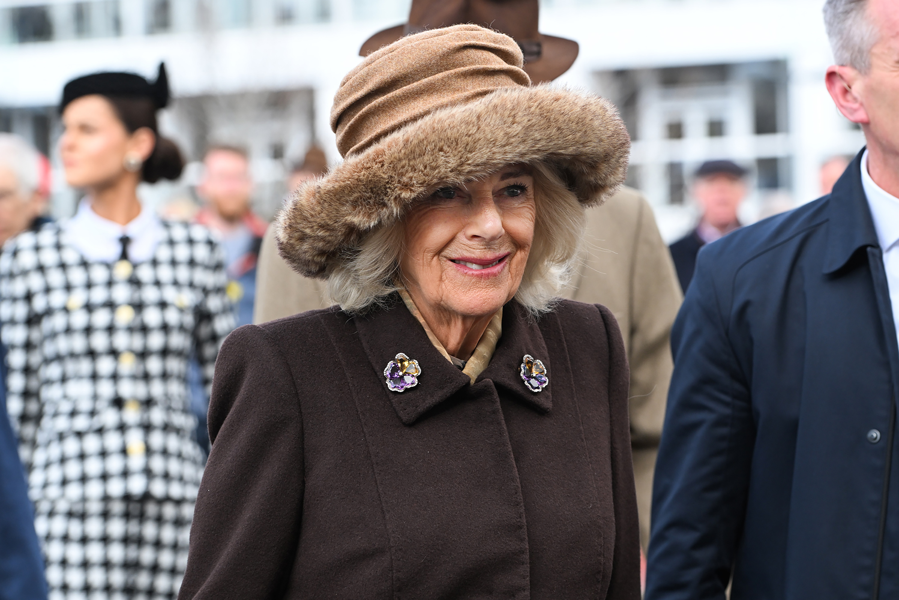 La reine Camilla sourit lors de son passage au festival de Cheltenham, le 12 mars 2025, à Cheltenham, en Angleterre | Source : Getty Images