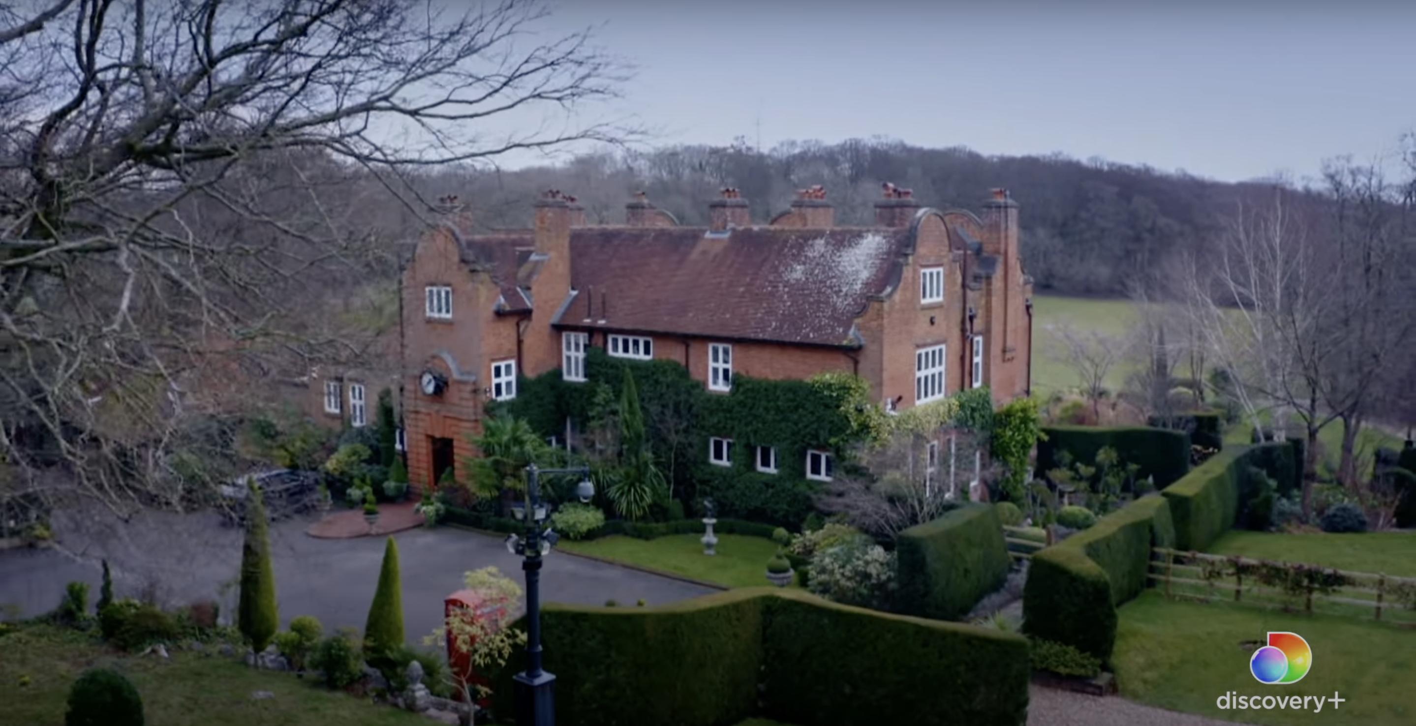 La maison familiale d'Ozzy et Sharon Osbourne à Buckinghamshire, au Royaume-Uni, telle qu'affichée le 3 octobre 2022 | Source : YouTube/discovery plus