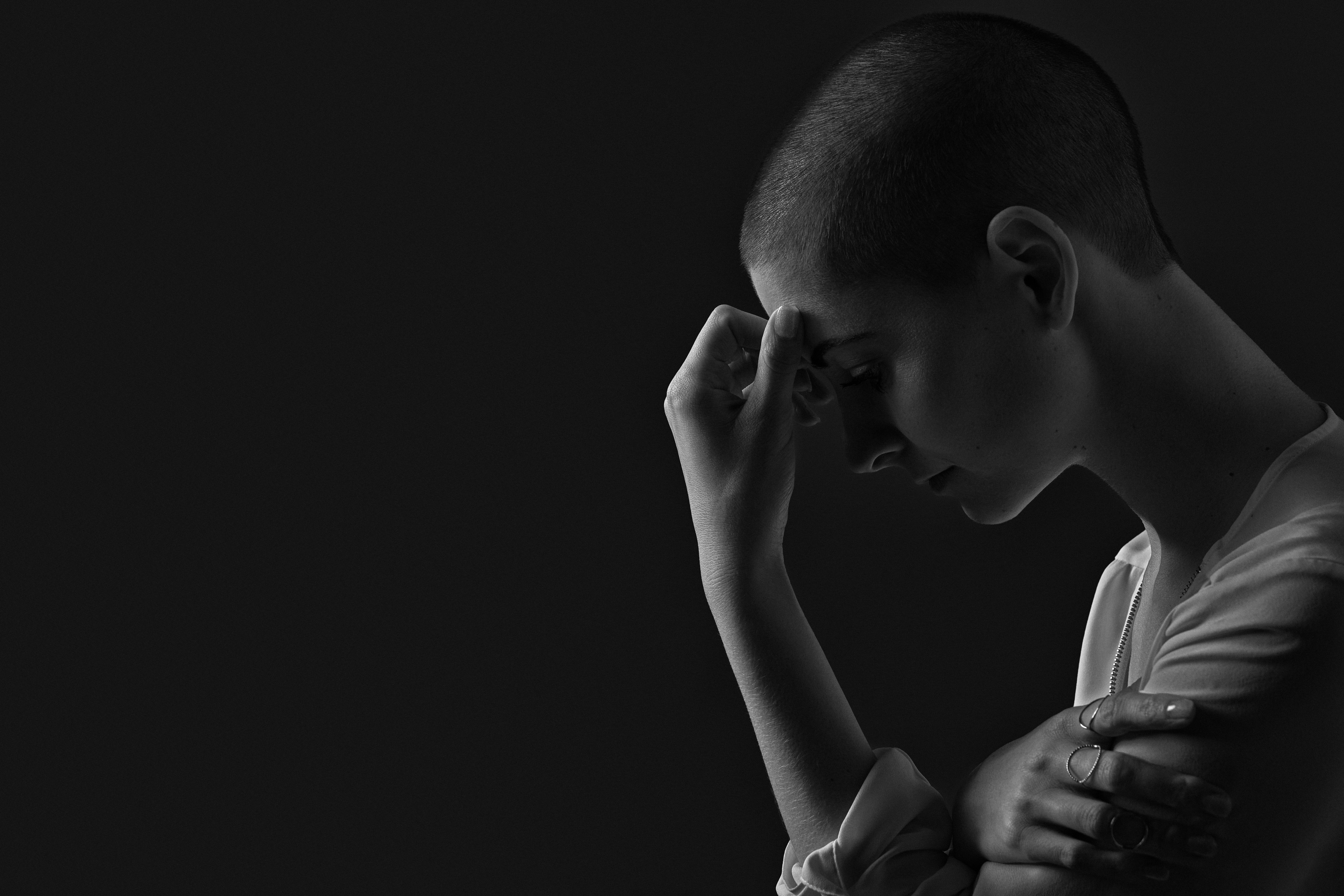 Une femme sans cheveux. | Photo : Shutterstock