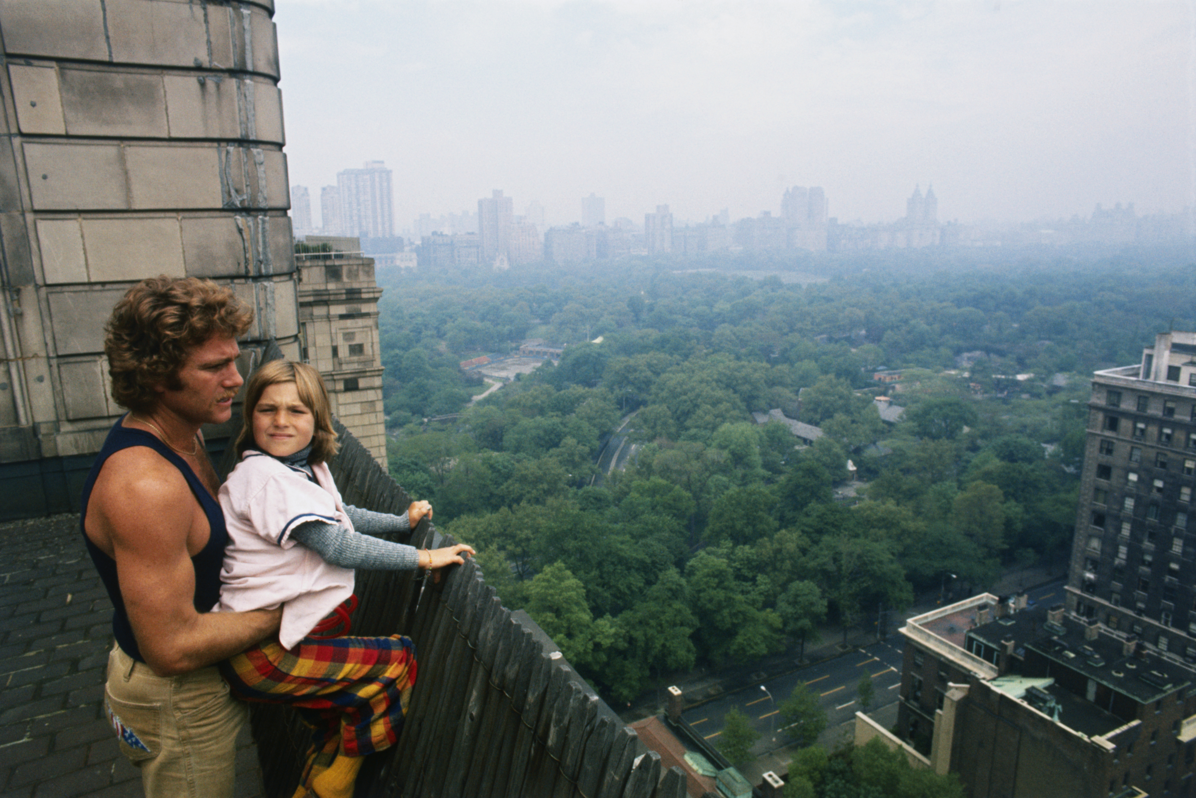 Ryan O'Neal et sa fille Tatum sur la terrasse du 22e étage de l'hôtel Pierre, à New York, le 11 mai 1973. | Source : Getty Images