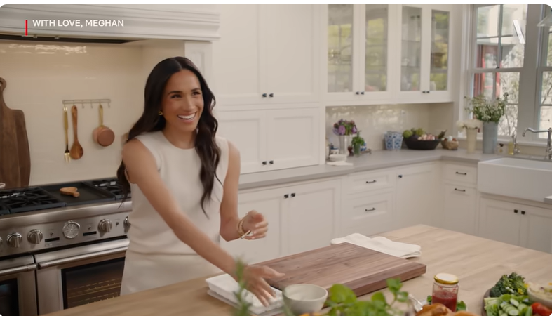 Meghan Markle dans la bande-annonce de son émission sur Netflix "With Love, Meghan", extrait d'un post daté du 2 janvier 2025 | Source : Youtube/Netflix