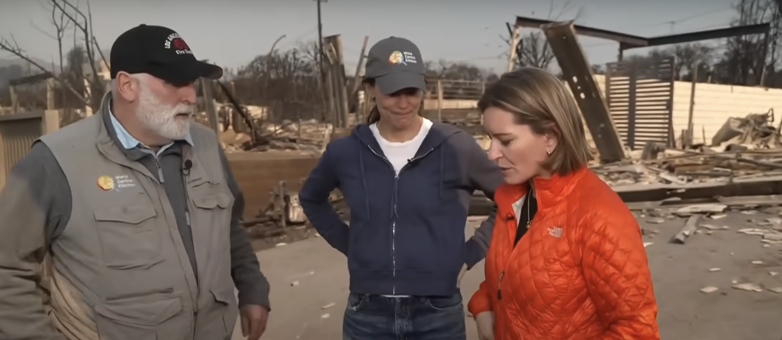 José Andrés et Jennifer Garner lors d'une interview | Source : YouTube/MSNBC