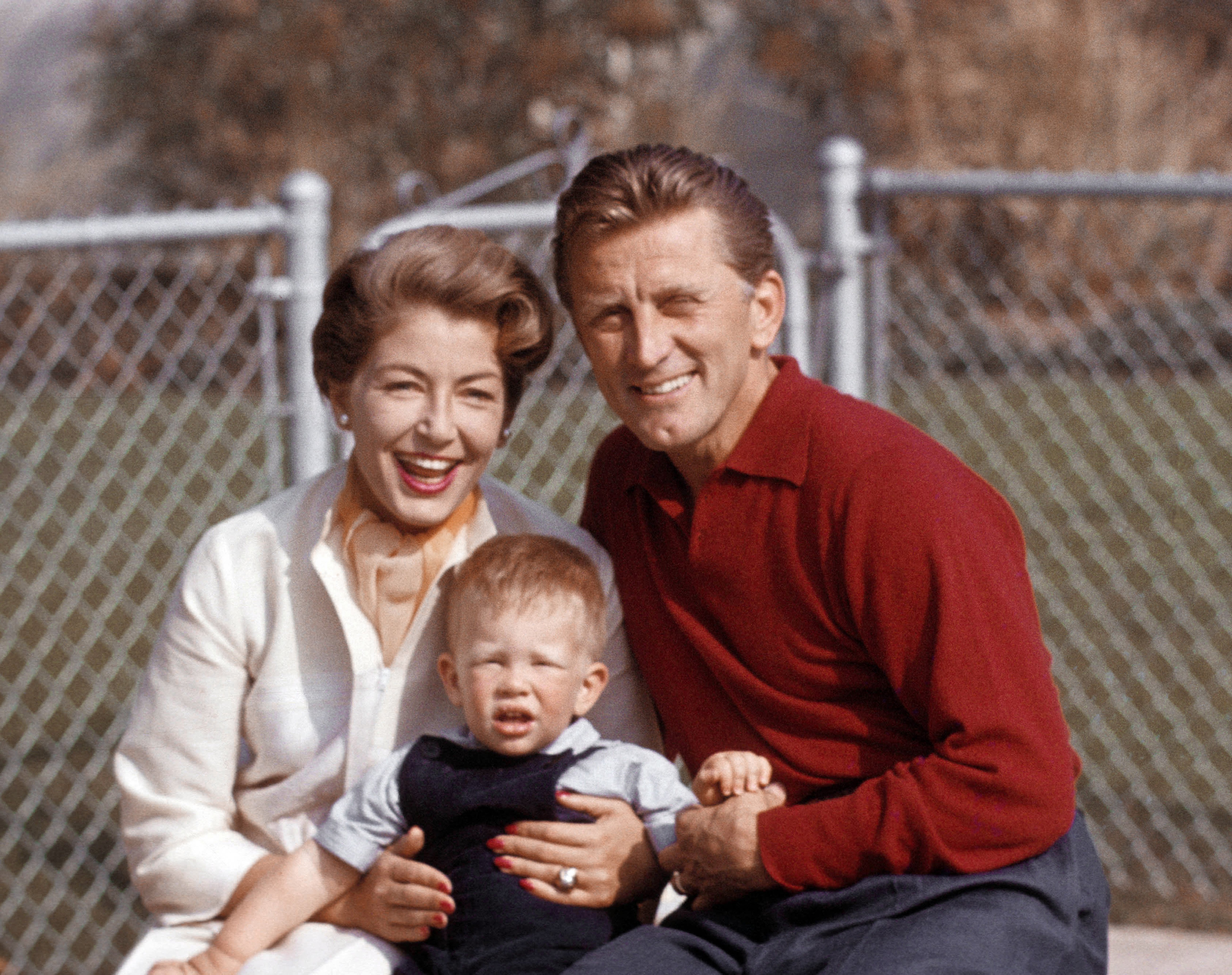 Kirk Douglas à la maison avec son épouse Anne Douglas et leur fils Peter Vincent Douglas à Los Angeles le 14 février 1957. | Photo : Getty Images