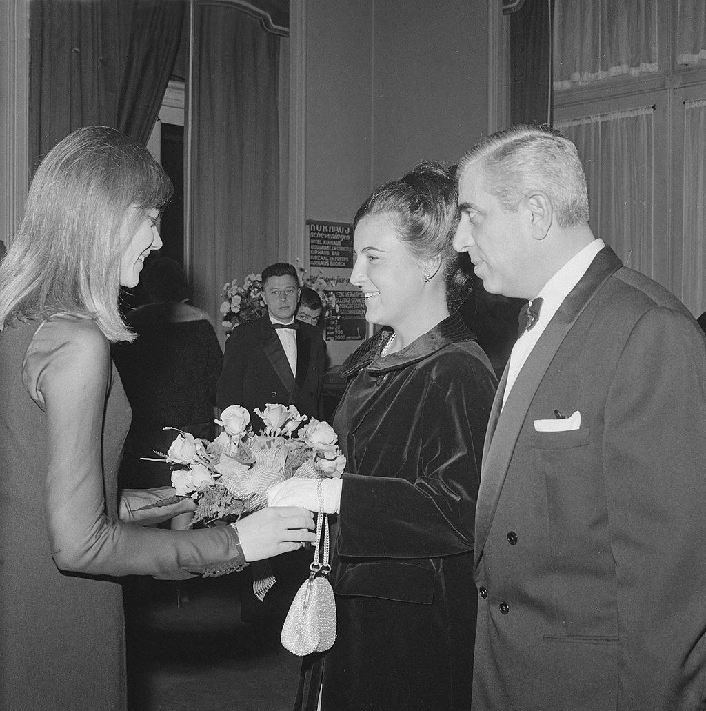 Françoise Hardy en 1963 avec la Princesse Margriet. l Source : Wikipedia