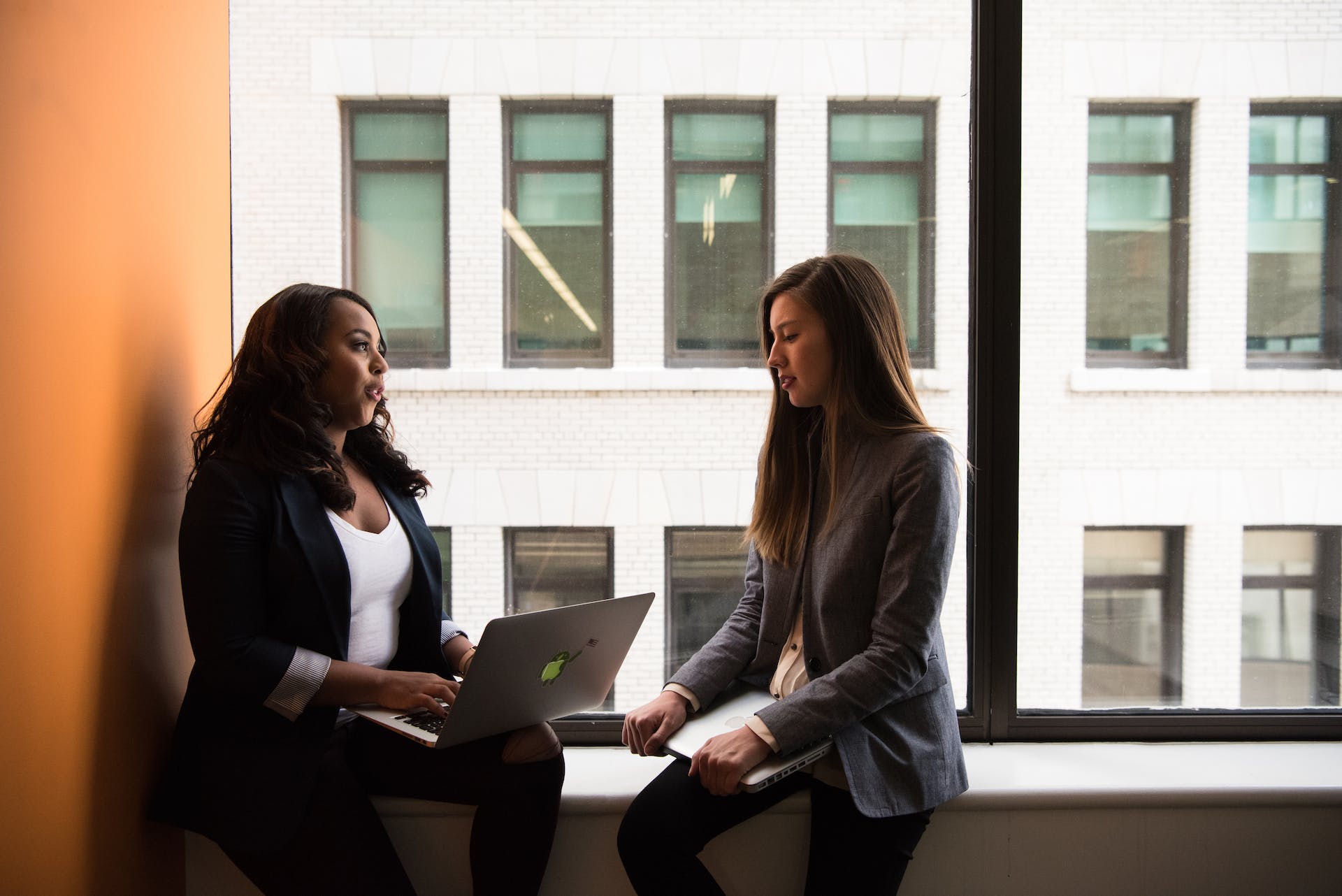 Deux femmes discutent sur leur lieu de travail | Source : Pexels