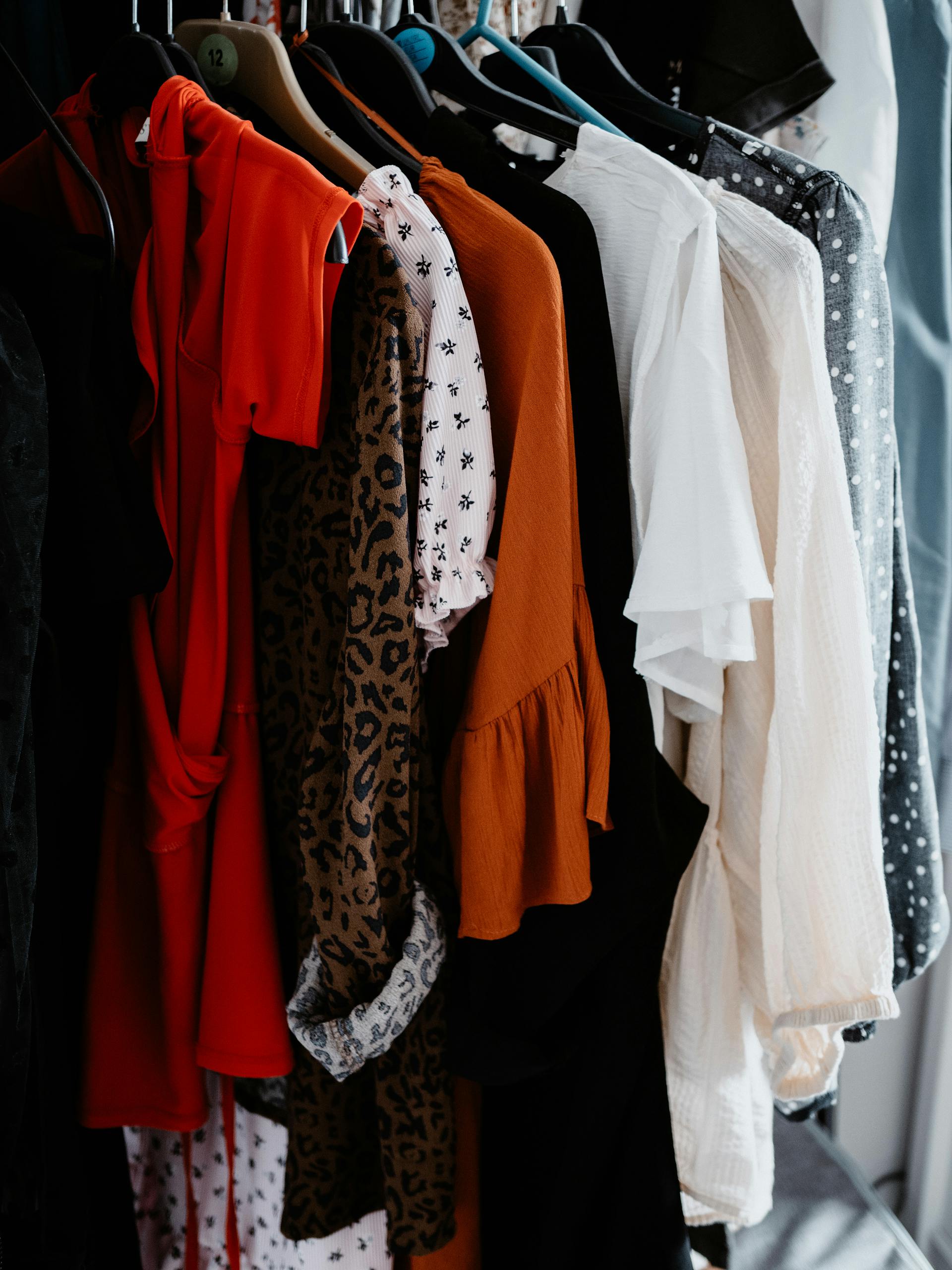 Vêtements sur une armoire | Source : Pexels