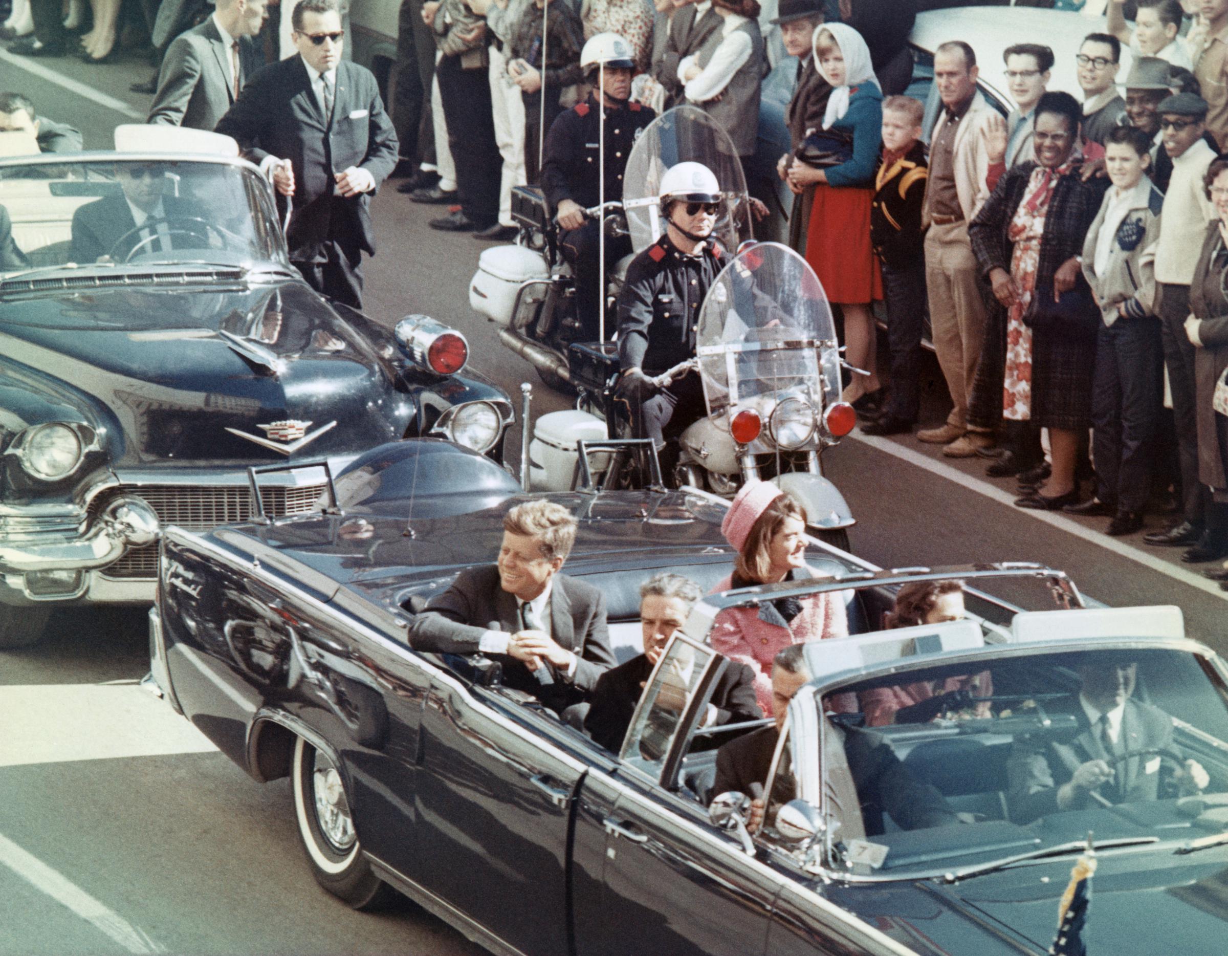 L'ancien président américain John F. Kennedy et la première dame Jacqueline Kennedy avec le gouverneur du Texas John Connally sur Dealey Plaza à Dallas, Texas, le 22 novembre 1963. | Source : Getty Images