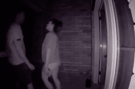 La caméra de la sonnette montre à une femme qu'il y a deux personnes sur son porche | Source : tiktok.com/kaylie271