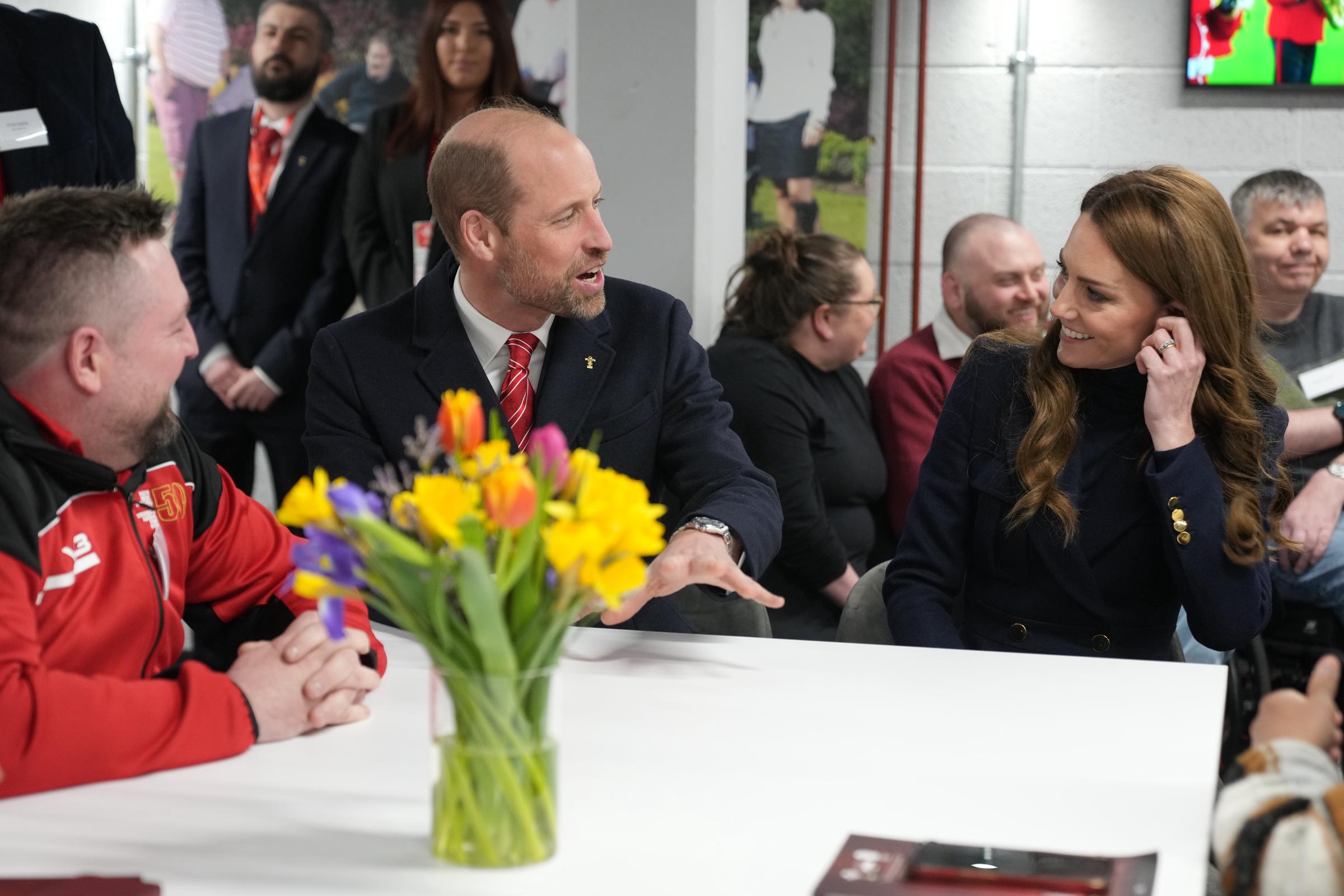 Le prince William et la princesse Catherine s'exprimant lors de leur rencontre avec des joueurs blessés soutenus par le Welsh Rugby Charitable Trust à Cardiff, au Pays de Galles, le 15 mars 2025. | Source : Getty Images