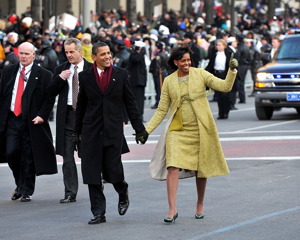L'ancien président Barack Obama et l'ancienne première dame Michelle Obama marchent pendant le défilé inaugural à Washington, DC le 20 janvier 2009 | Source : Getty Images