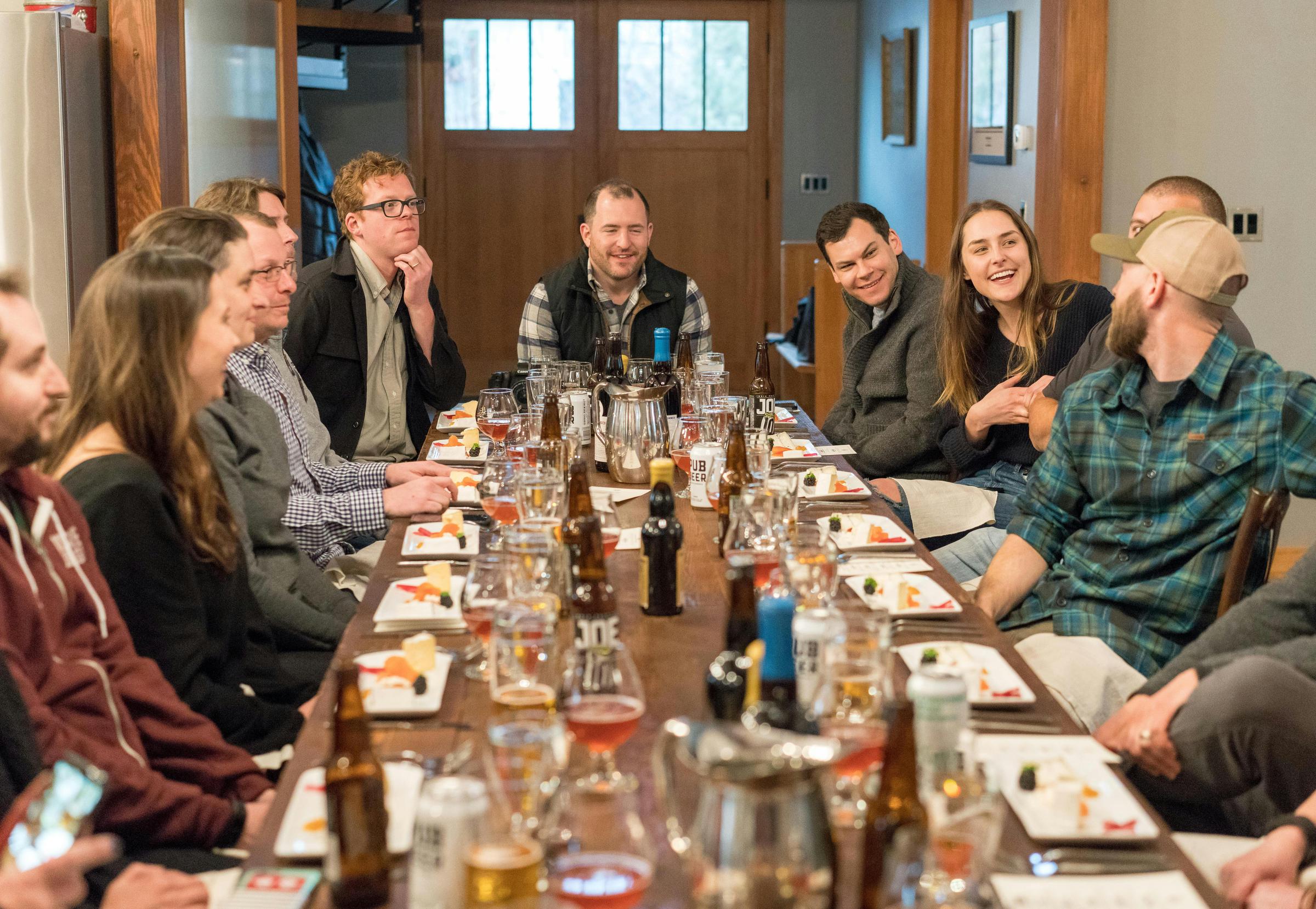 Des personnes assises à une table de dîner | Source : Pexels