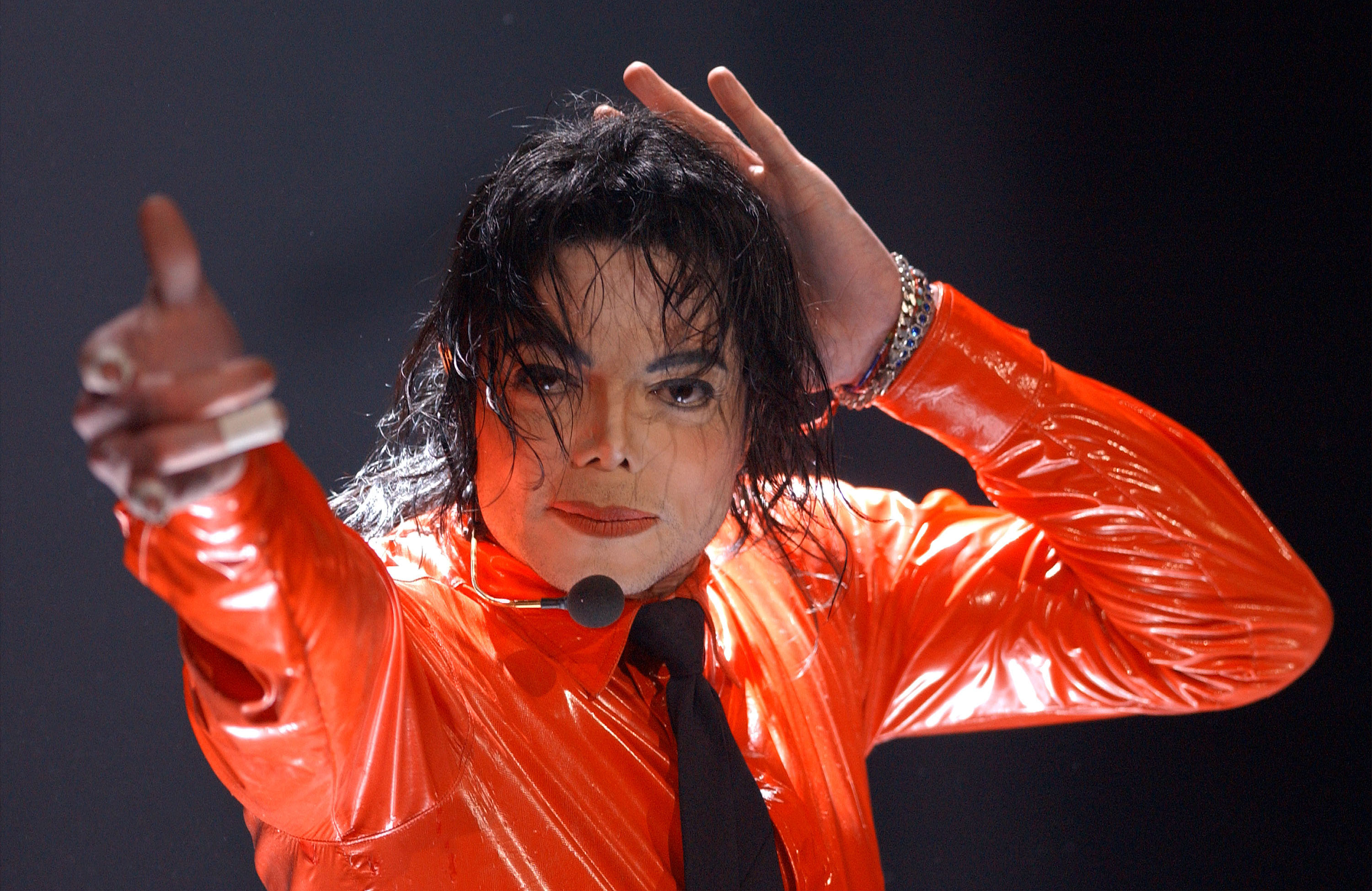 Michael Jackson se produit lors de la 50e célébration de l'American Bandstand à Los Angeles en 2002 | Source : Getty Images