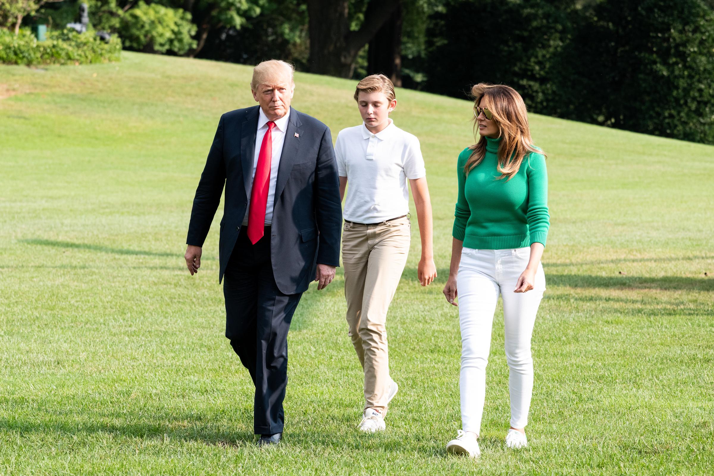 Le président Donald Trump, la première dame Melania Trump et Barron Trump retournant à la Maison Blanche à Washington via l'hélicoptère Marine One, le 19 août 2018. | Source : Getty Images