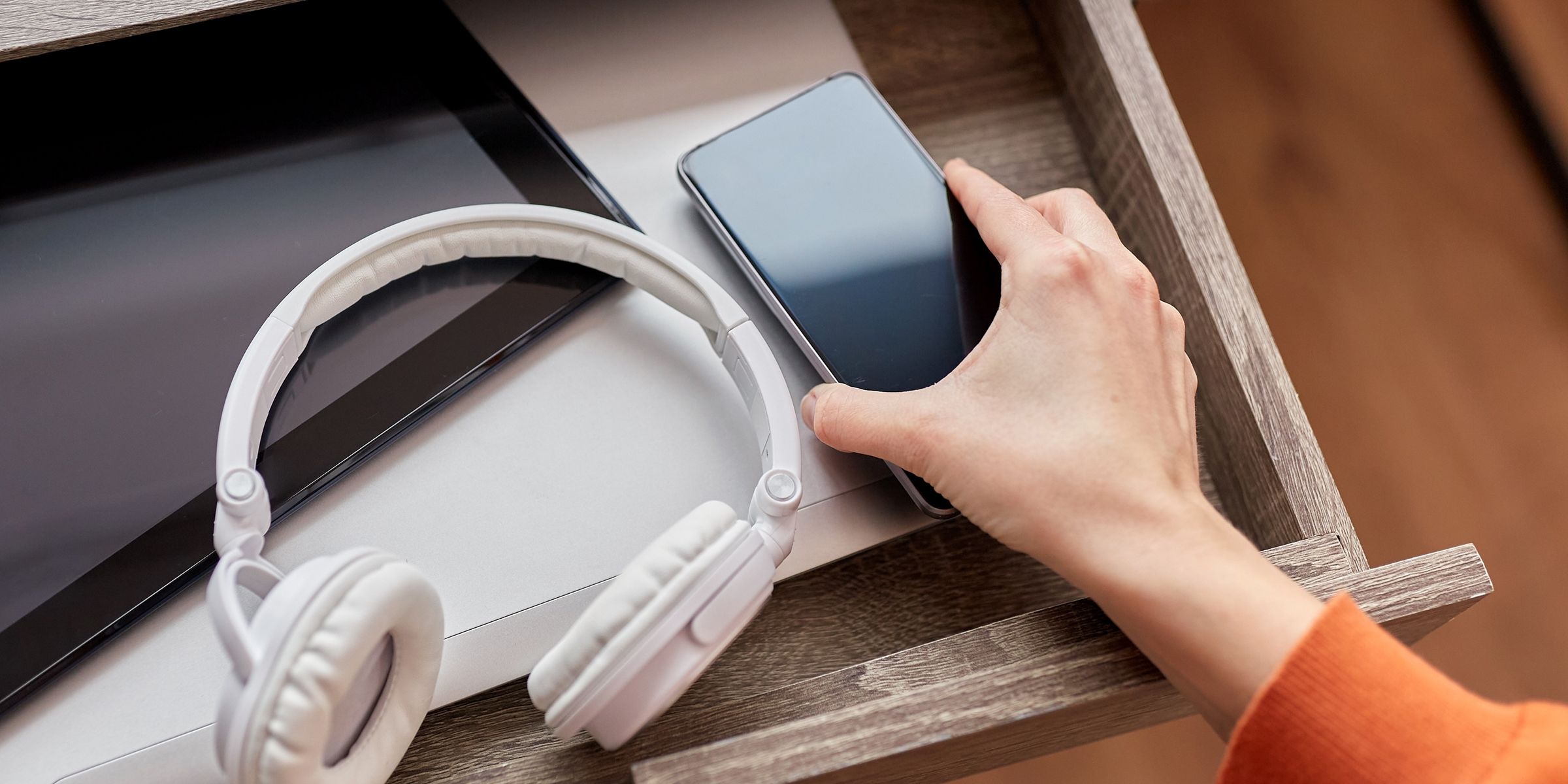 Une femme qui décroche un téléphone portable | Source : Shutterstock