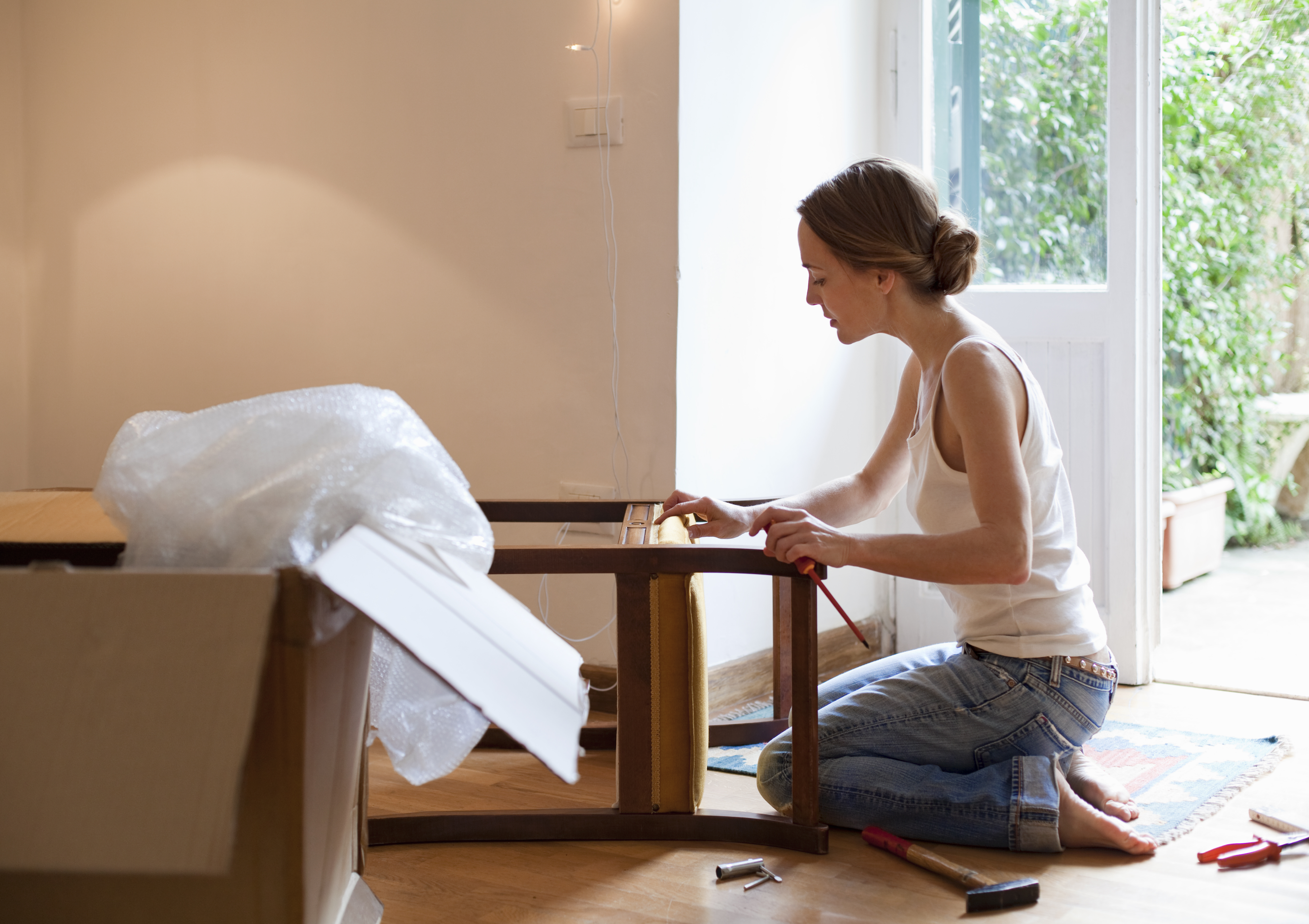 Femme réparant un meuble | Source : Getty Images