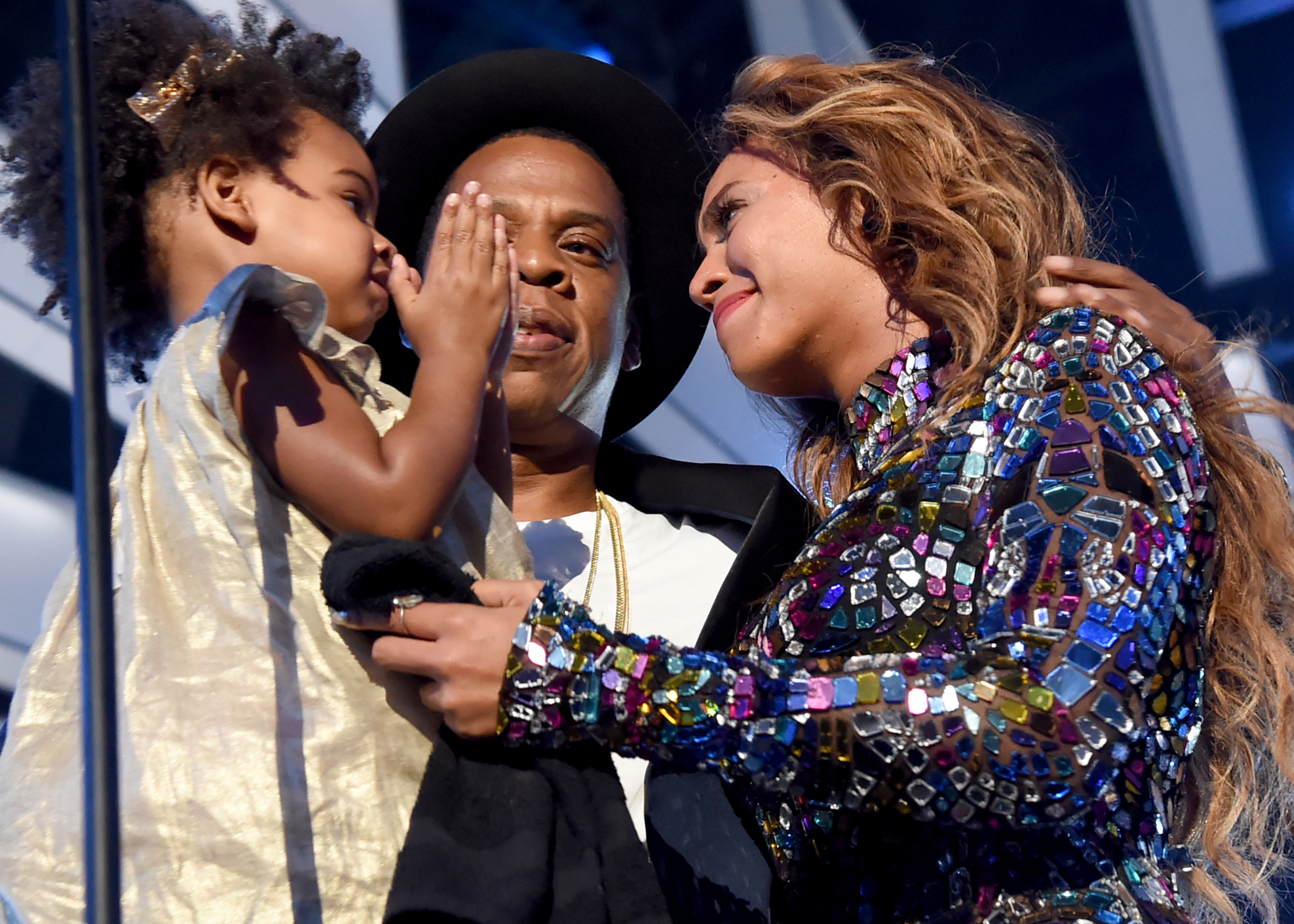 Jay Z et sa fille Blue Ivy Carter remettent le prix Michael Jackson Video Vanguard Award à Beyonce le 24 août 2014 à Inglewood, en Californie | Source : Getty Images