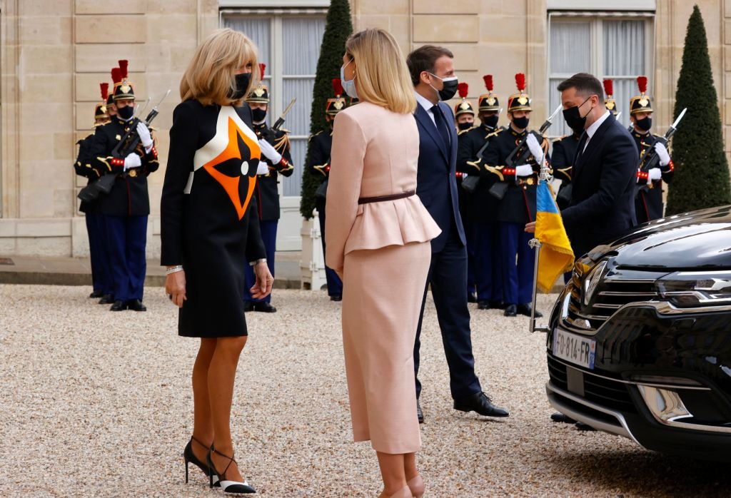 Le président français Emmanuel Macron (2R) et son épouse Brigitte Macron (L) accueillent le président ukrainien Volodymyr Zelensky (R) et son épouse Olena Zelenska à leur arrivée à l'Elysée à Paris le 16 avril 2021 avant un déjeuner de travail. | Photo : Getty Images