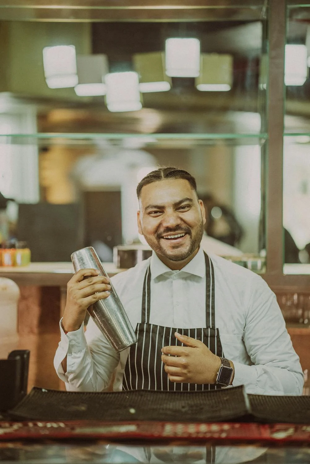 Un barman souriant | Source : Pexels