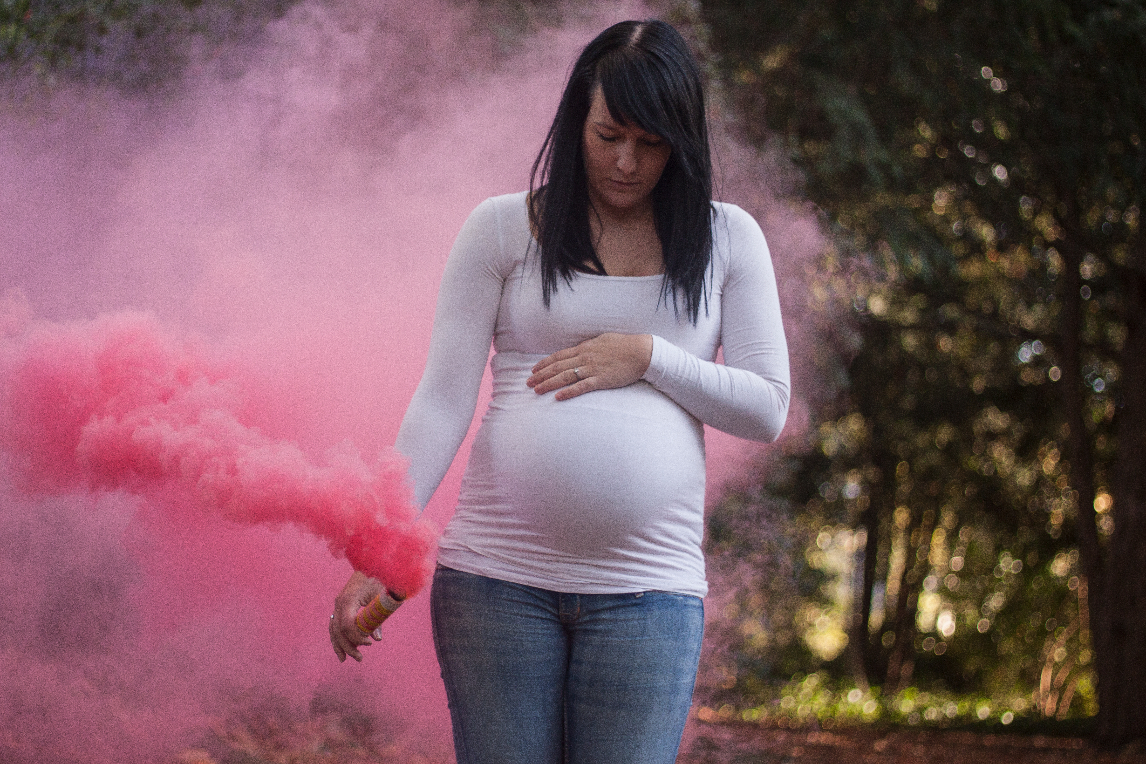 Une femme enceinte entourée de fumée rose | Source : Shutterstock