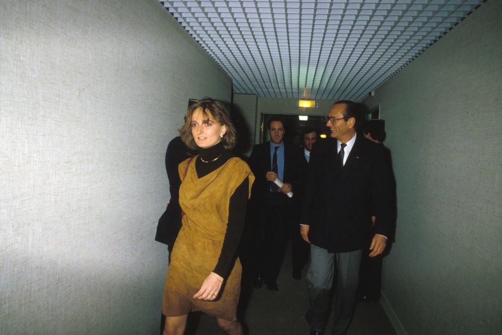 Jacques Chirac et sa fille Claude au Palais omnisports de Bercy en février 1984 à Paris, France. І Source : Getty Images