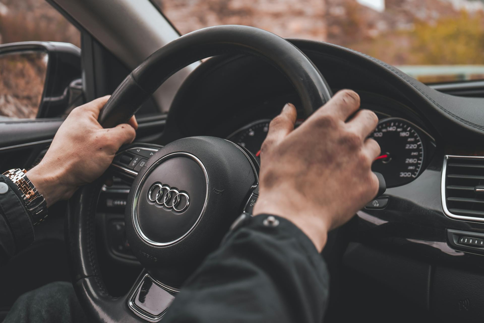 Les mains d'un homme sur un volant | Source : Pexels