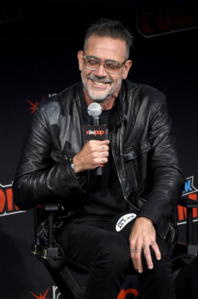 Jeffrey Dean Morgan s'exprime sur scène lors d'une table ronde consacrée à l'univers de « The Walking Dead » d'AMC, qui comprend la série phare de la chaîne ainsi que la nouvelle troisième série (dont le titre n'a pas encore été dévoilé) de la franchise « The Walking Dead », au Hulu Theater du Madison Square Garden, le 5 octobre 2019 à New York I Source : Getty Images