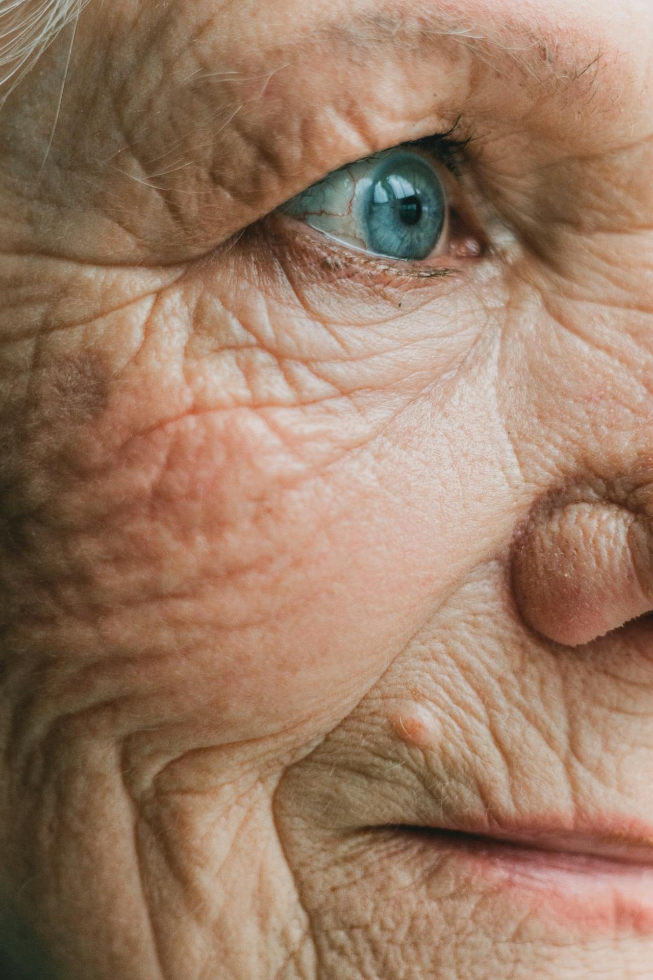 Gros plan d'une femme âgée souriante | Source : Pexels