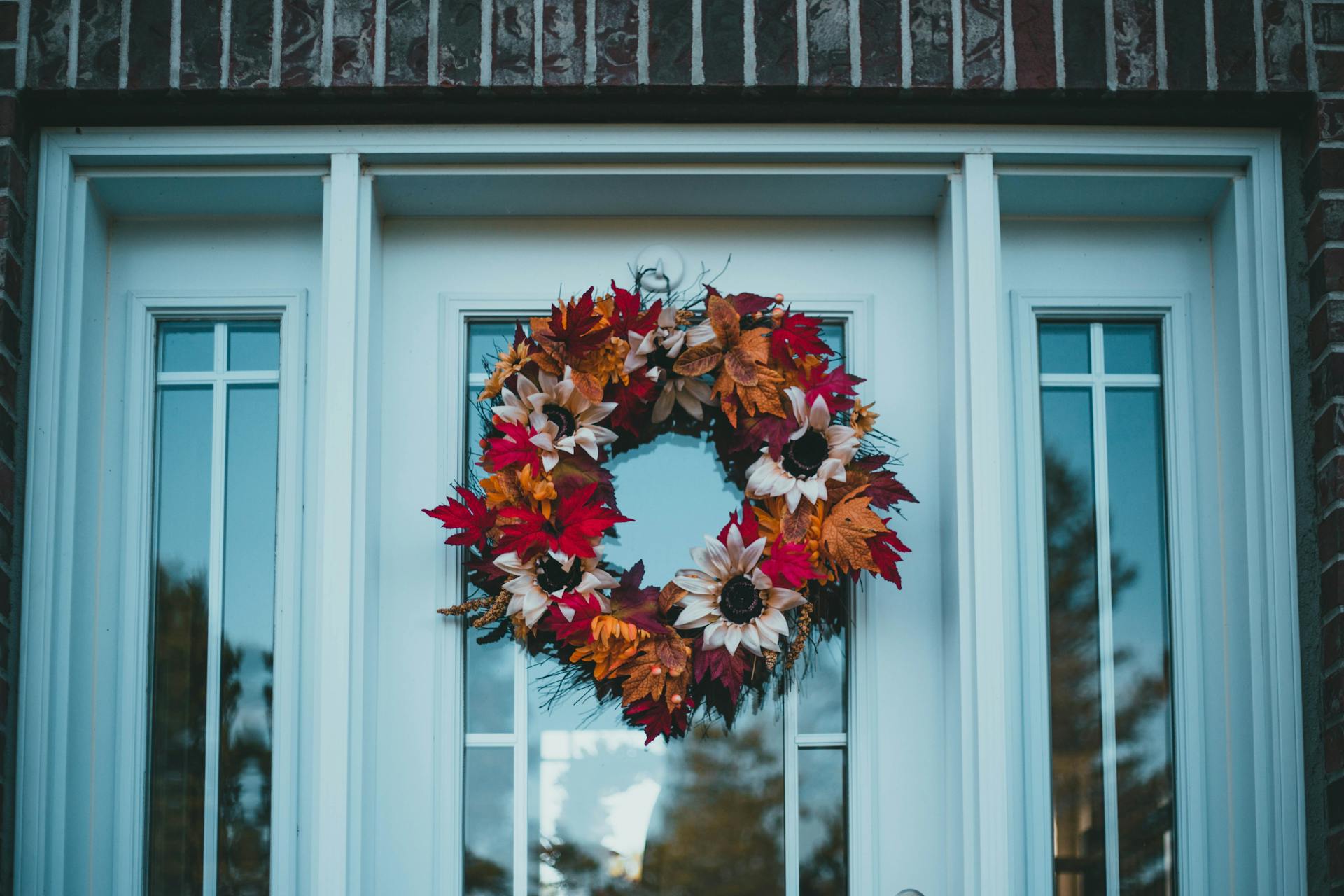 Une porte d'entrée avec une couronne | Source : Pexels