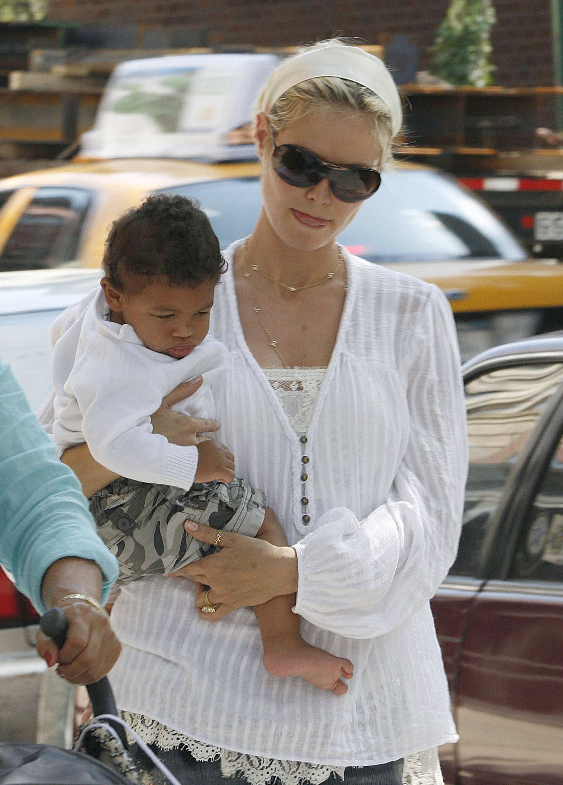 Heidi Klum dans les bras de son fils Henry Samuel à New York City le 15 juin 2006. | Source : Getty Images