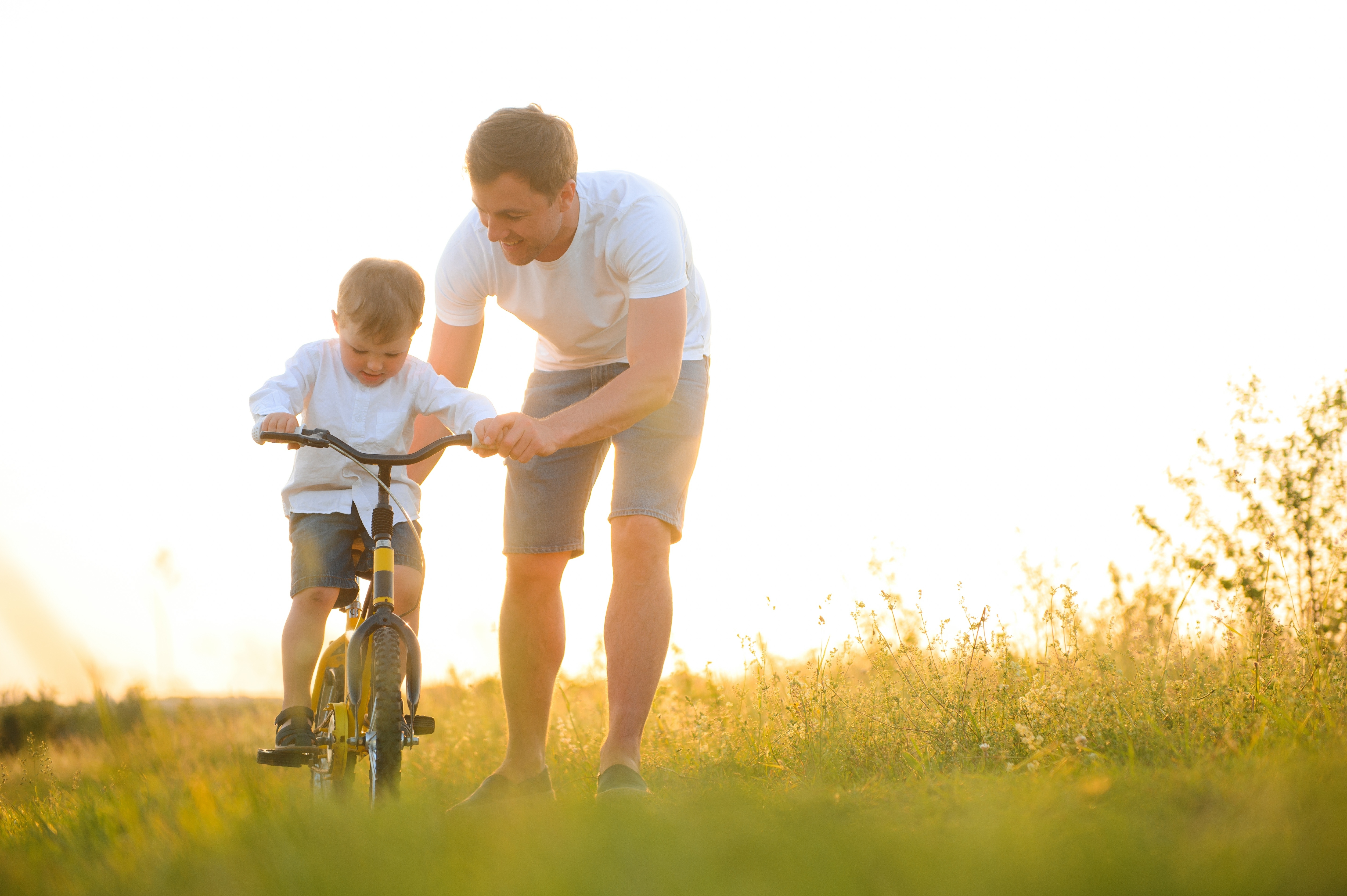 Pai e menino com bicicleta | Fonte: Shutterstock