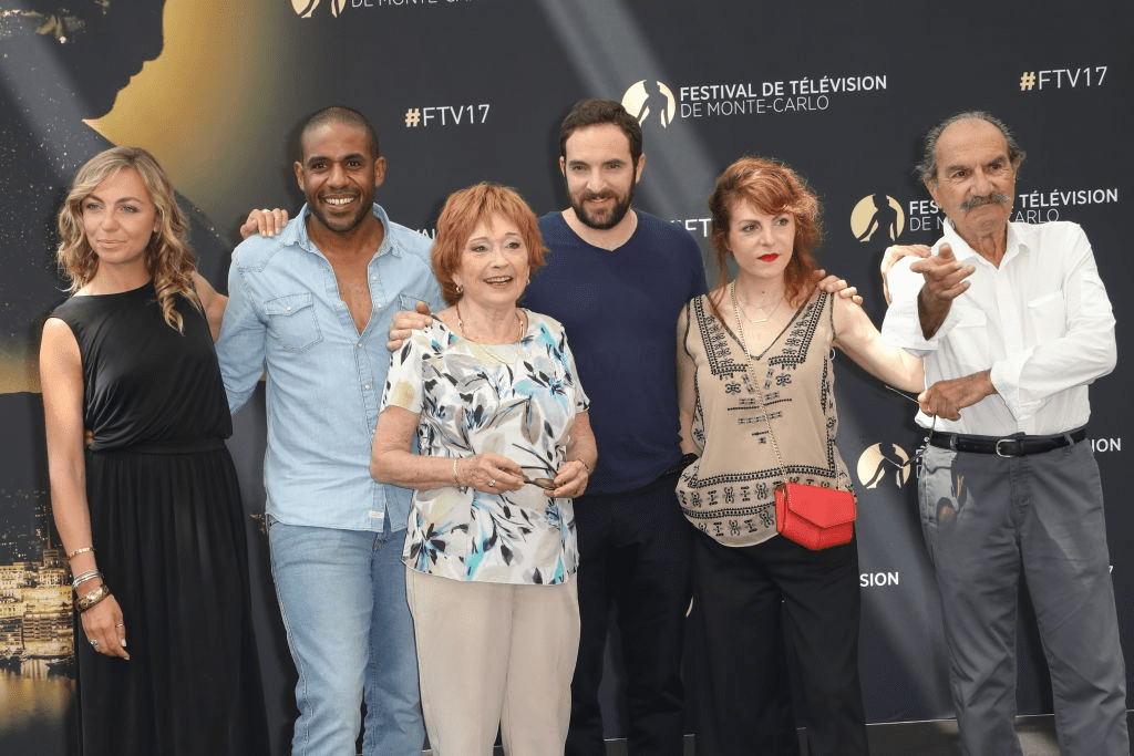 Amélie Etasse, Loup-Denis Elion, Marion Game, David Mora, Anne-Elisabeth Blateau et Gérard Hernandez participent à la téléconférence pour "Scènes de Ménages" le 17 juin 2017 au Grimaldi Forum à Monte-Carlo, Monaco. | Photo : Getty Images