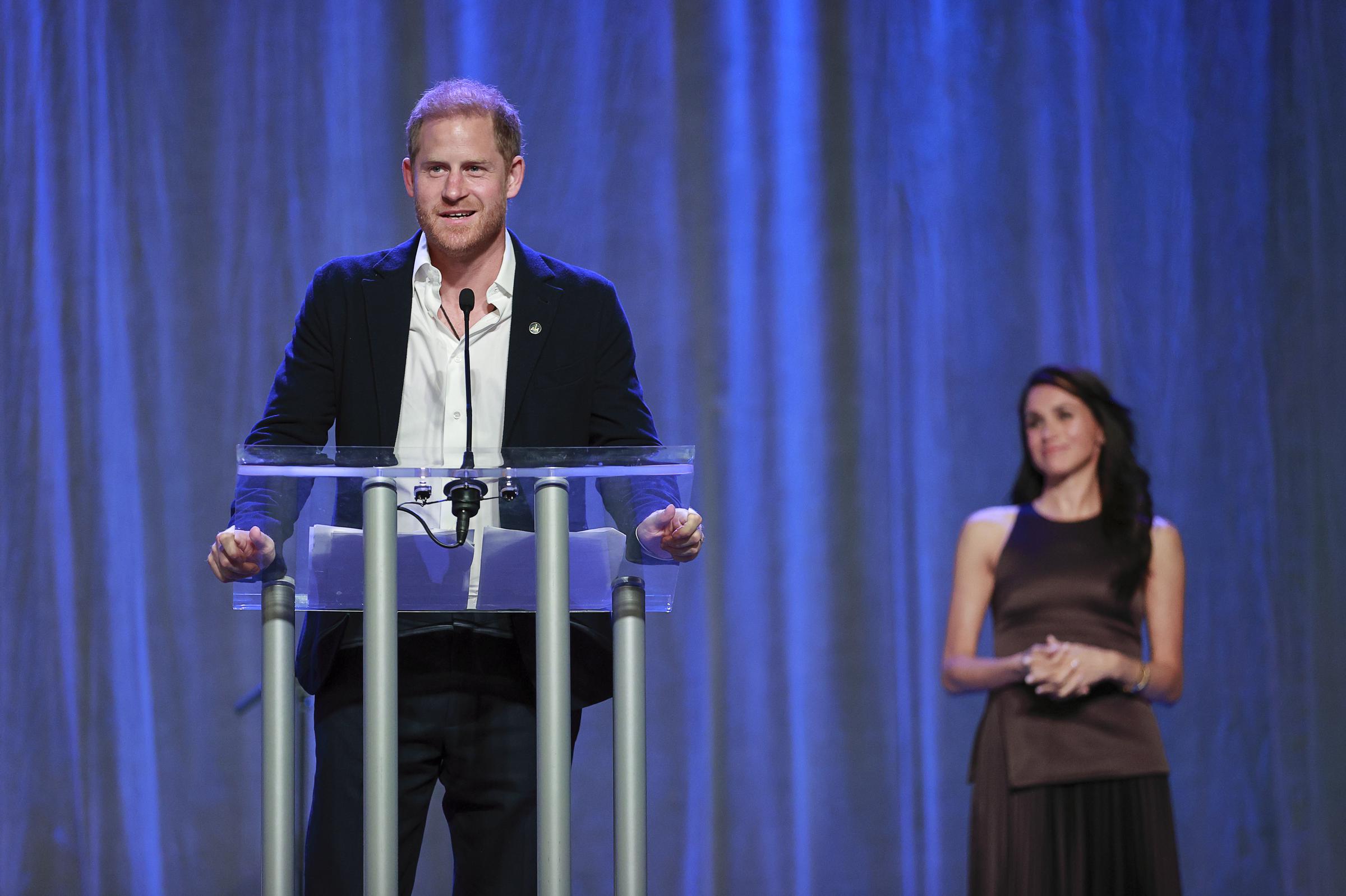 Le prince Harry et Meghan Markle sur scène pendant que le duc prononce un discours lors de la réception de bienvenue des Invictus Games Vancouver Whistler 2025 Nation Home, le 7 février, au Canada. | Source : Getty Images