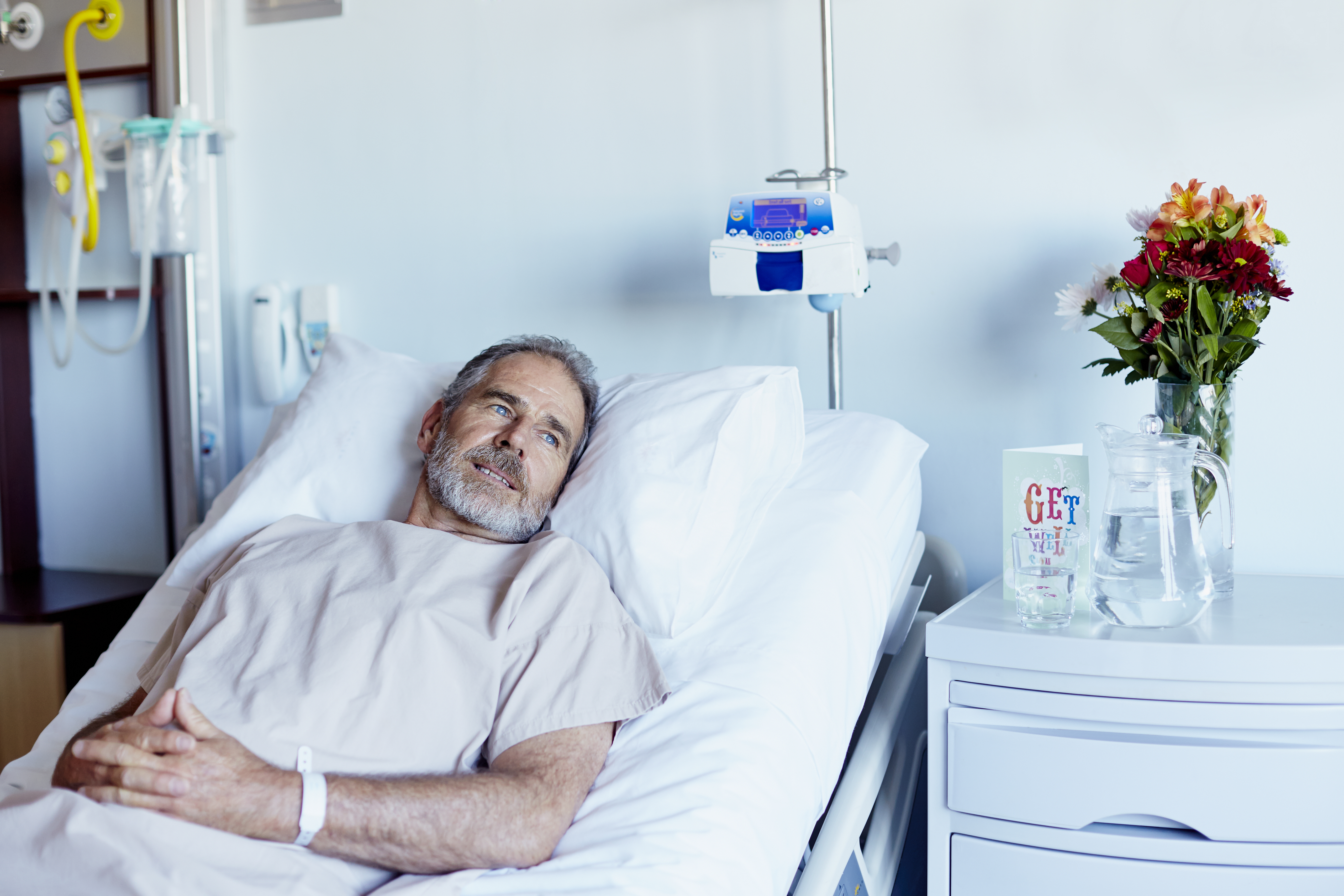 Homme réfléchi se relaxant dans une salle d'hôpital | Source : Getty Images