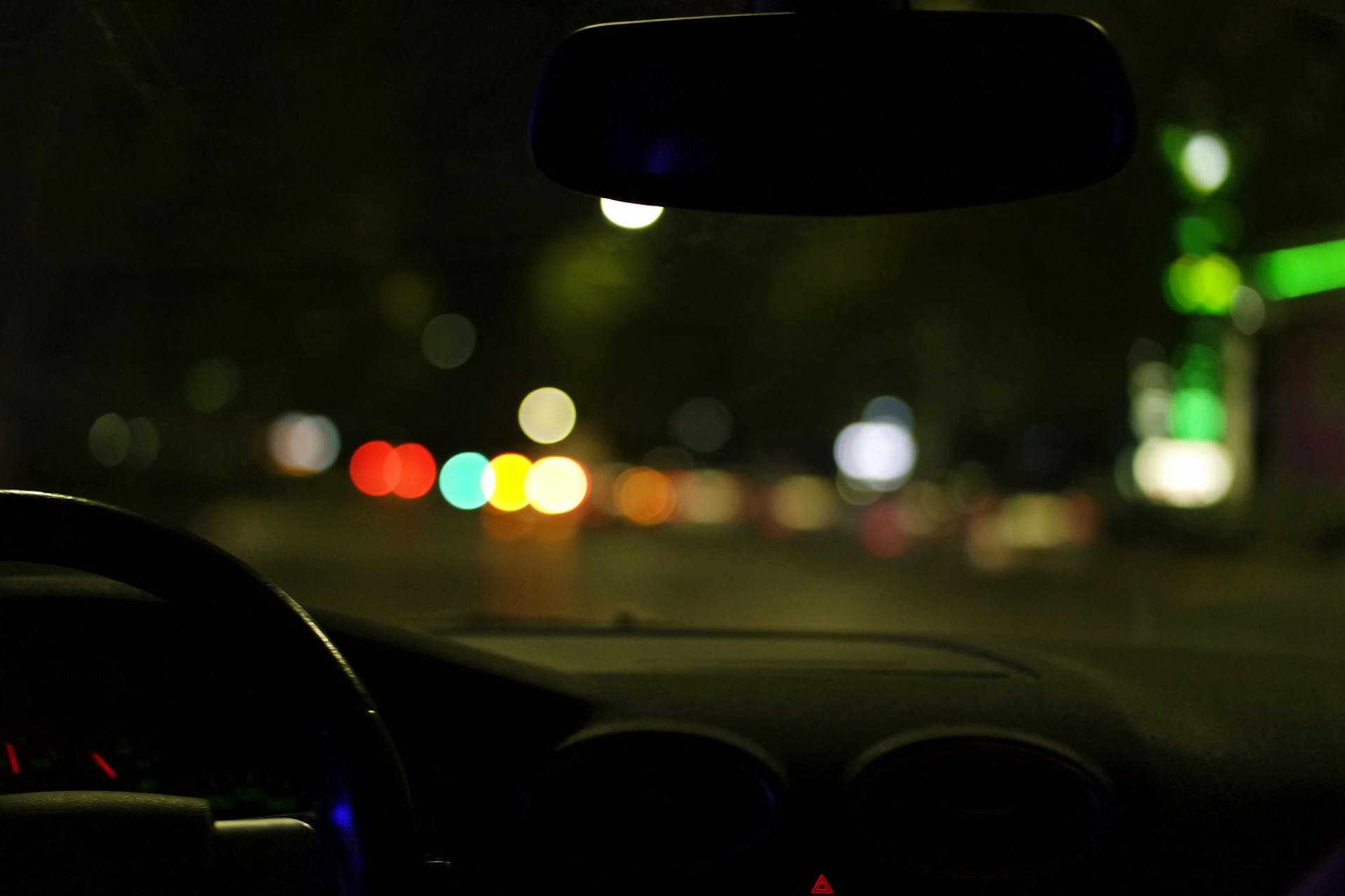 Une voiture roulant de nuit | Source : Pexels