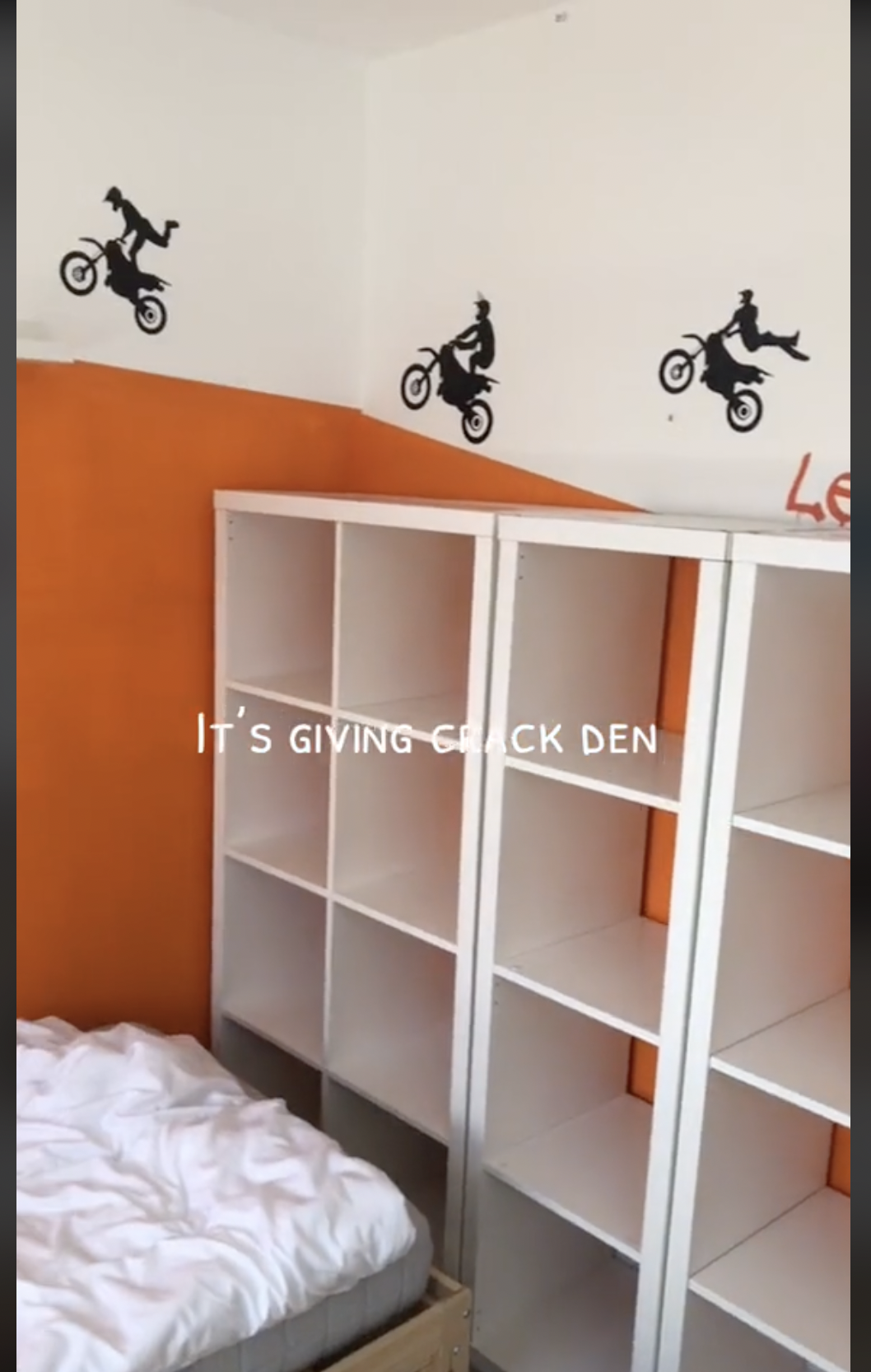 Katie Johnson montre la chambre de ses fils après avoir tout rangé dans une vidéo virale | Source : TikTok/katiejohnston07