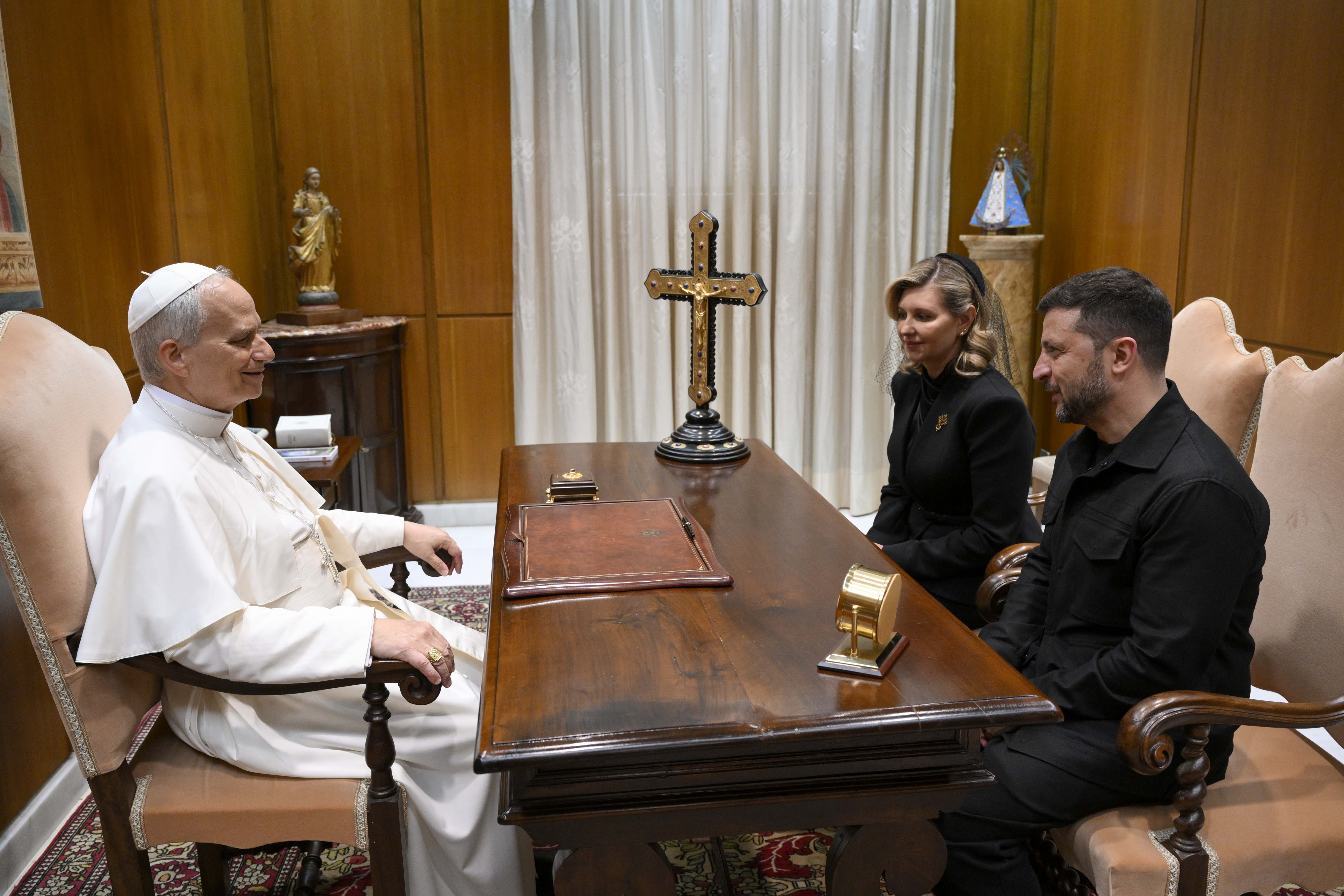Le pape Léon XIV rencontre le président de l'Ukraine, Volodymyr Zelenskyy, après la messe inaugurale de la papauté du pape Léon XIV, le 18 mai 2025 dans la Cité du Vatican. | Source : Getty Images
