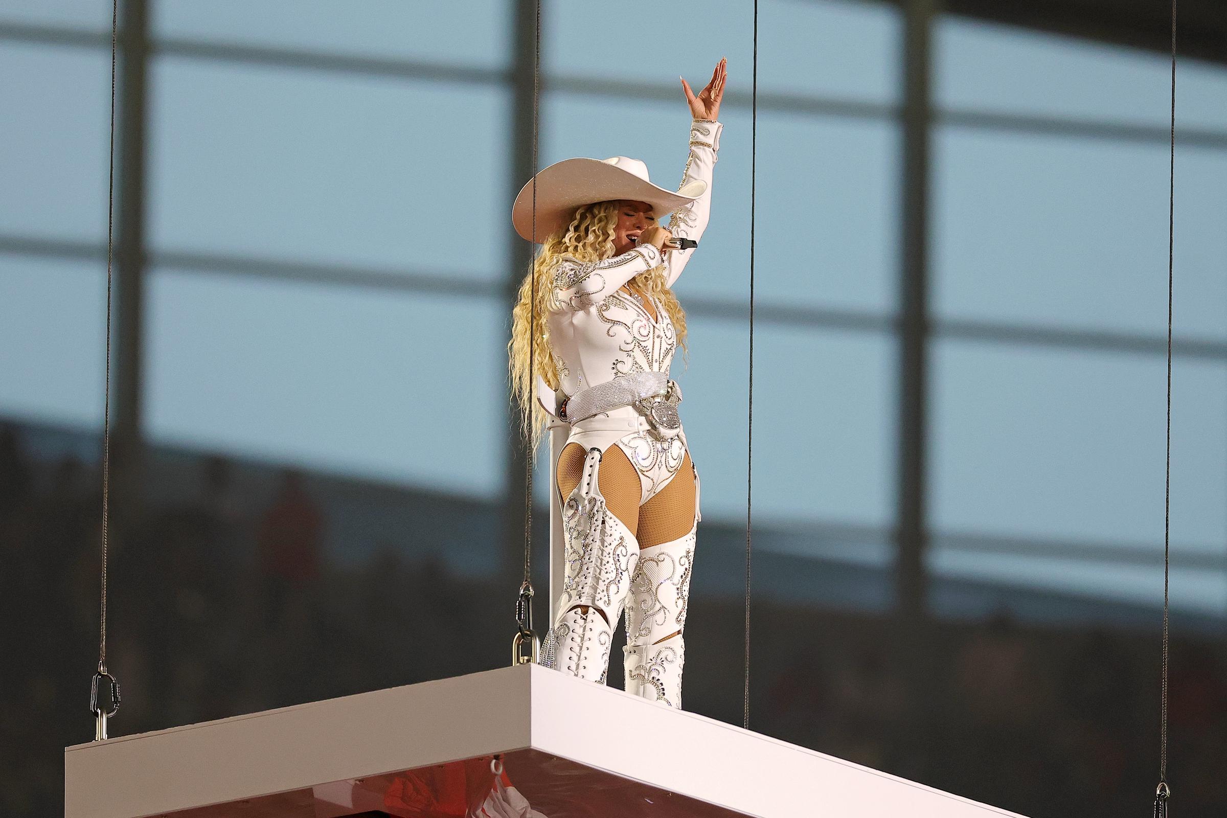 Beyoncé se produit lors du spectacle de la mi-temps du match entre les Baltimore Ravens et les Houston Texans au NRG Stadium le 25 décembre 2024 à Houston, au Texas. | Source : Getty Images