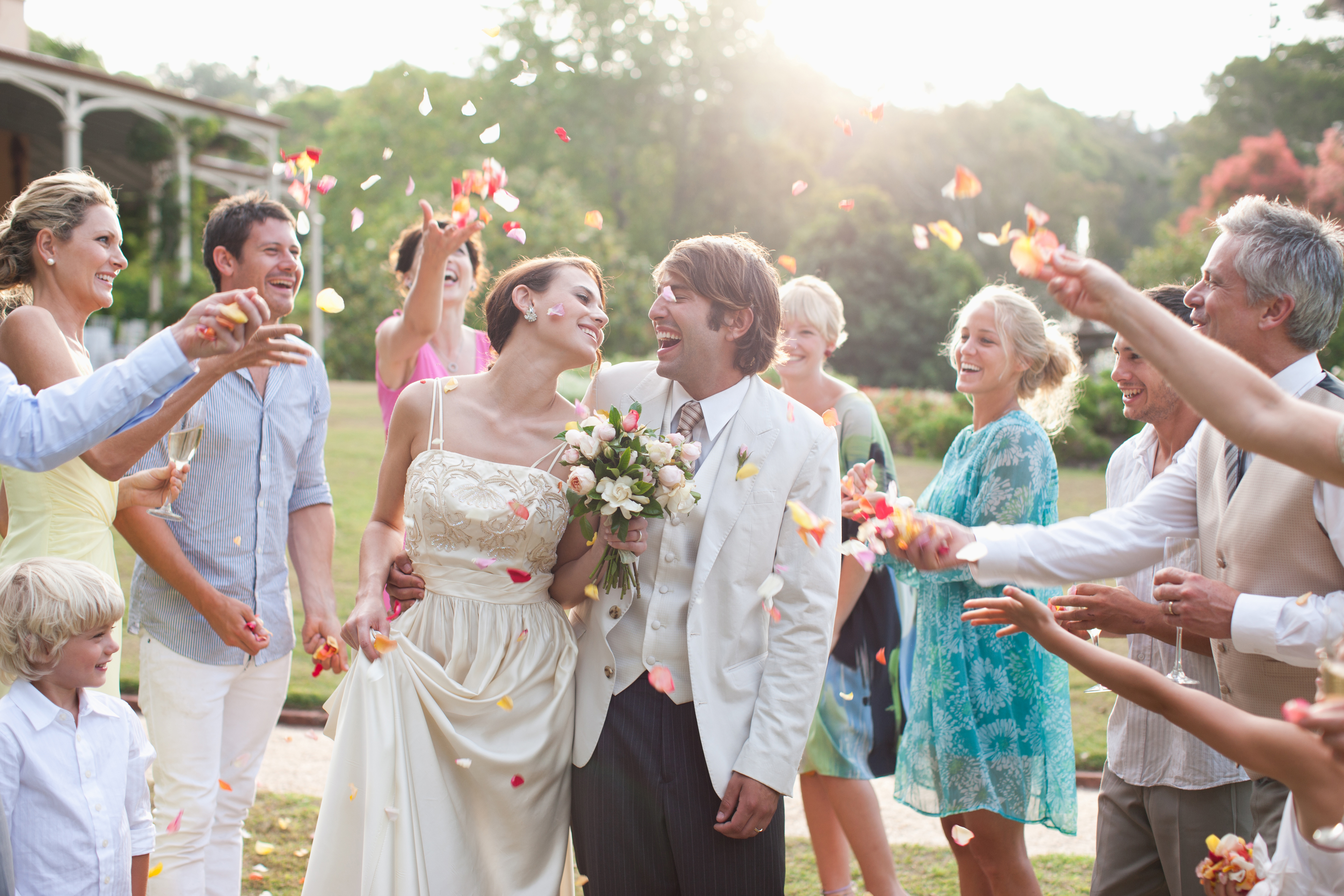 Des mariés heureux le jour de leur mariage | Source : Getty Images