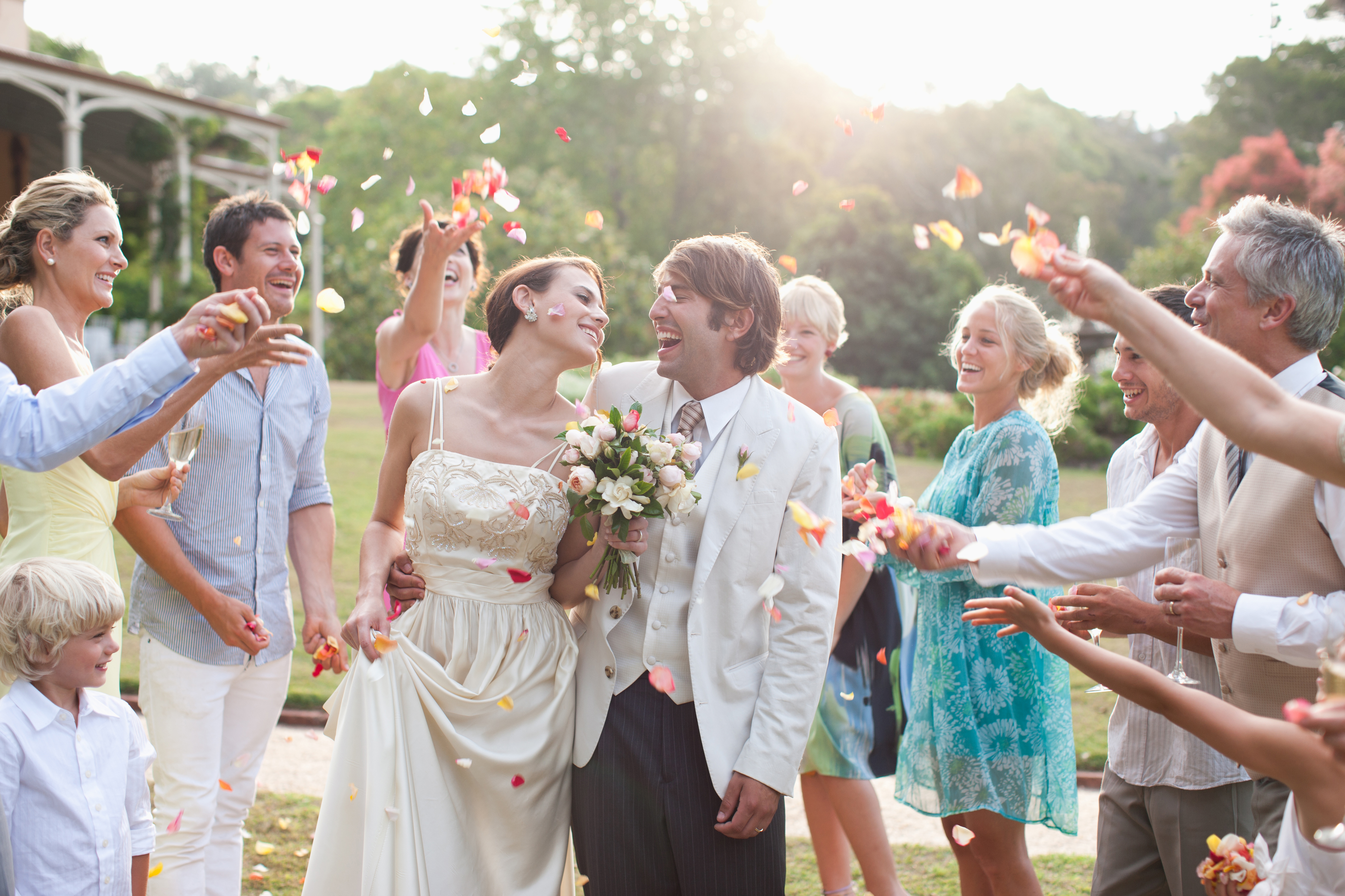Les invités jettent des pétales de rose sur les mariés | Source : Getty Images