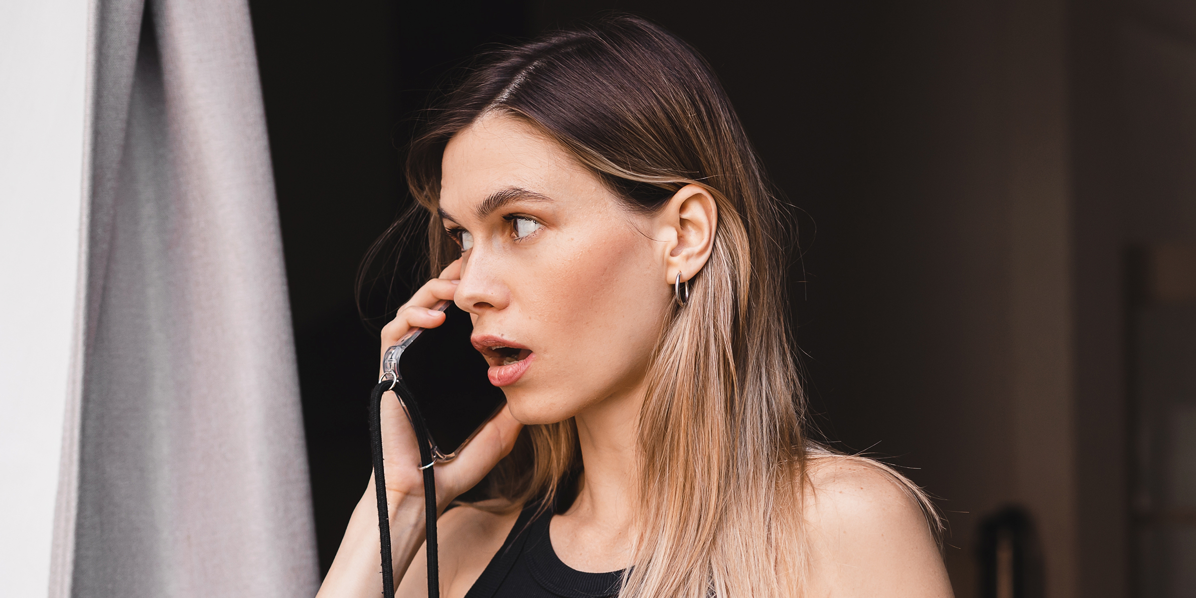 Une femme qui parle au téléphone | Source : Shutterstock