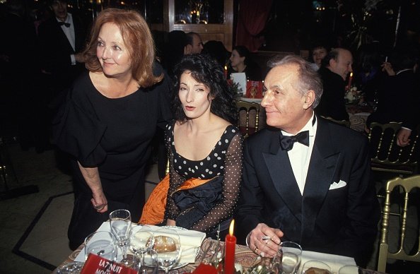 Michel Serrault avec son épouse Nita et sa fille Nathalie au dîner de la 7e Nuit des Molieres récompensant le théâtre français le 5 avril 1993 a Paris, France. | Photo : Getty Images