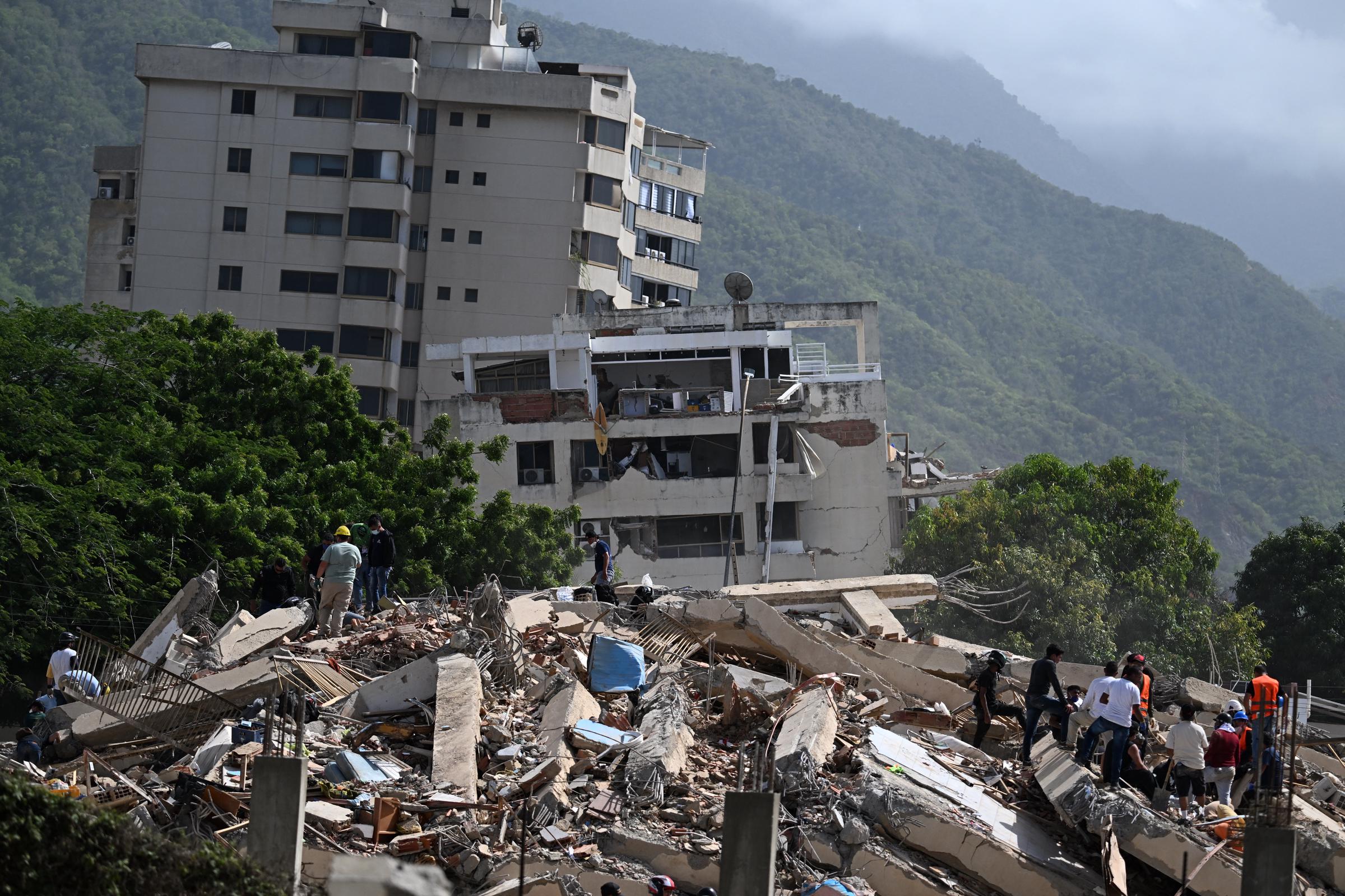 Les immeubles d'habitation de La Guaira ont subi de graves dégâts structurels après les deux puissants séismes qui se sont succédé à seulement 39 secondes d'intervalle. Pour de nombreuses familles, dont celle de Lucas Trejo, voir leurs maisons réduites en ruines a marqué le début d'une attente angoissante de réponses. | Source : Getty Images